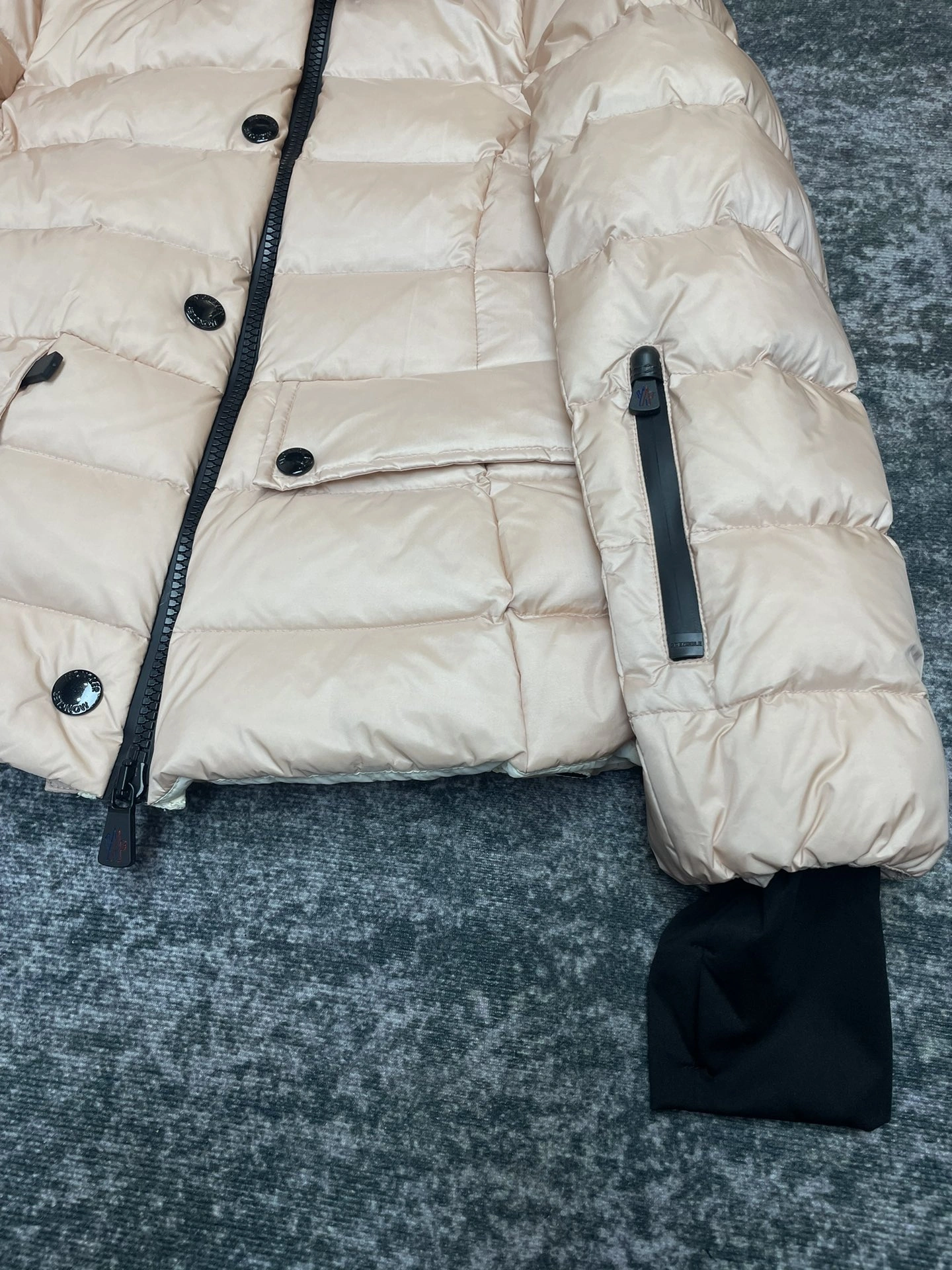 Moncler Down Jackets Unique 146310