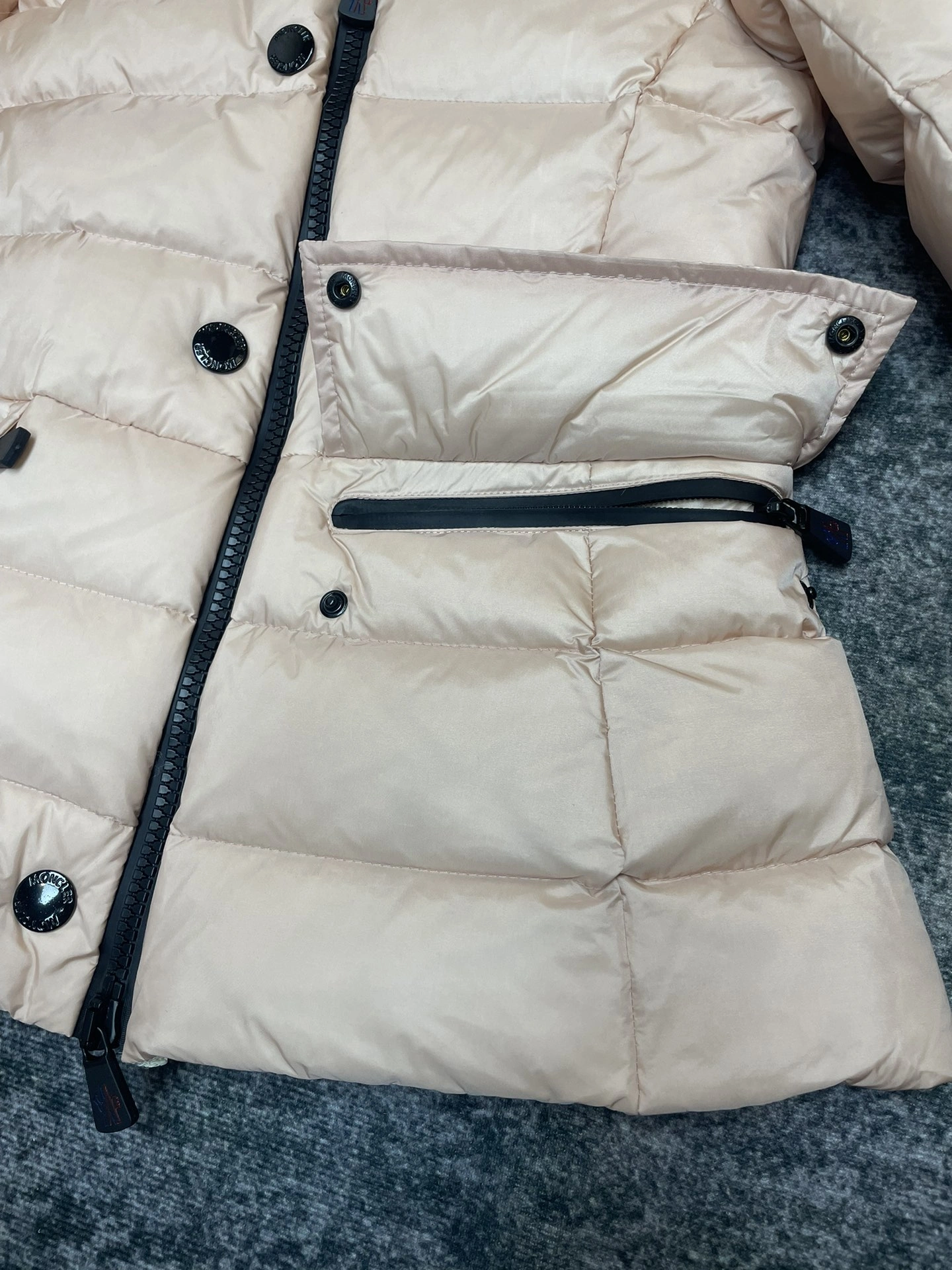 Moncler Down Jackets Unique 146310