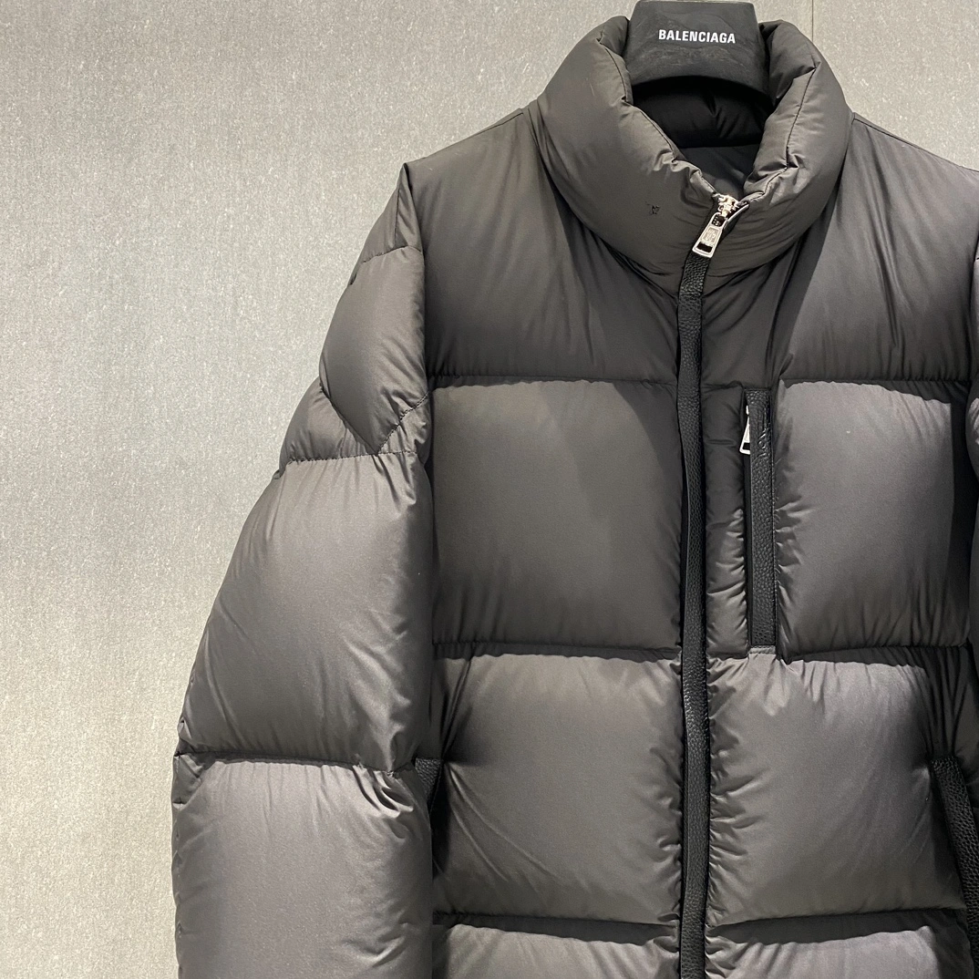 Vibrant Moncler Down Jackets 146268