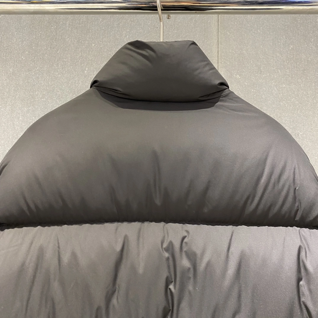 Vibrant Moncler Down Jackets 146268