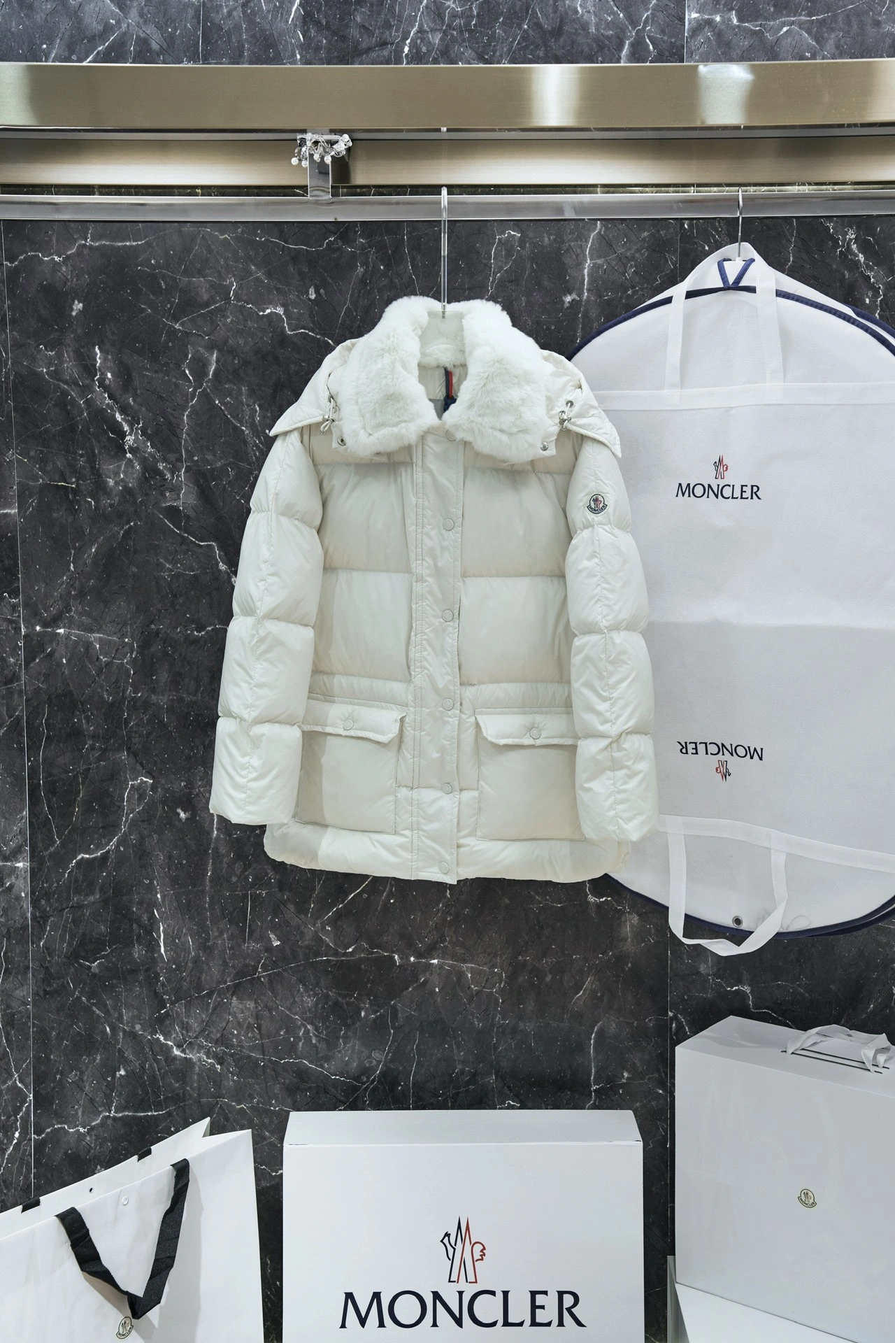 Moncler Down Jackets Durable 146235