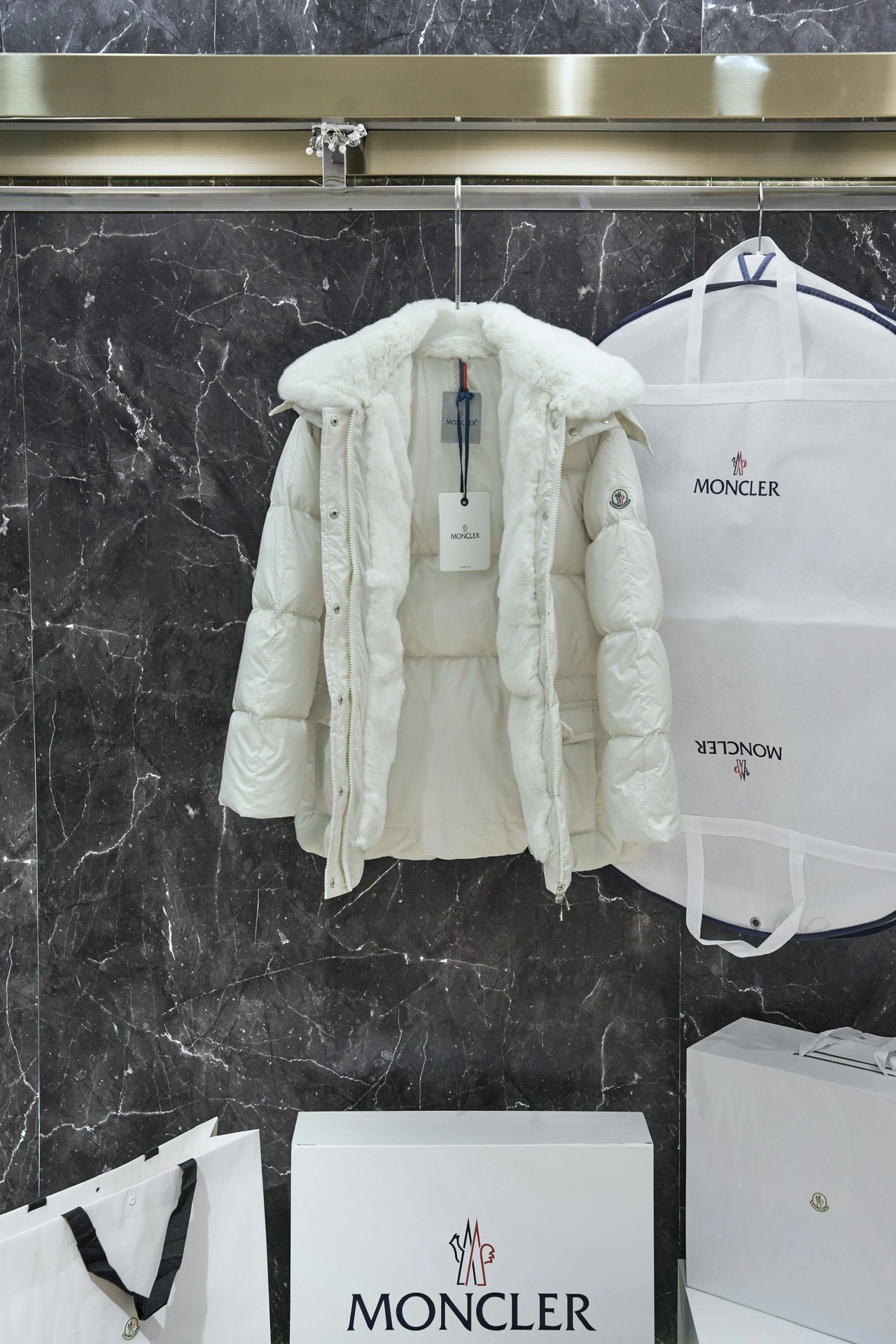 Moncler Down Jackets Durable 146235
