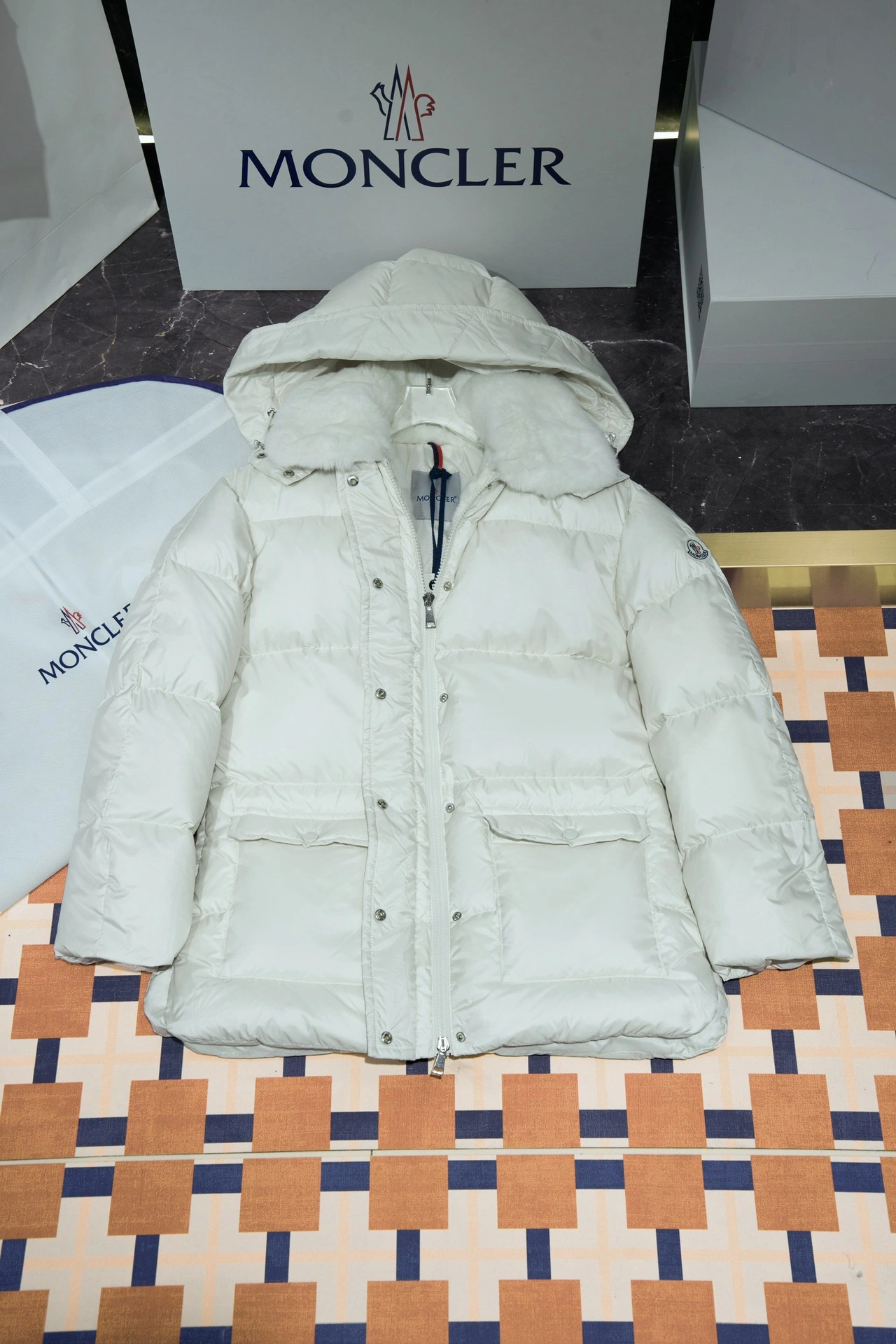 Moncler Down Jackets Durable 146235