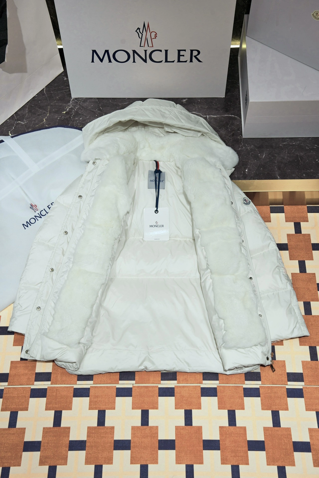 Moncler Down Jackets Durable 146235