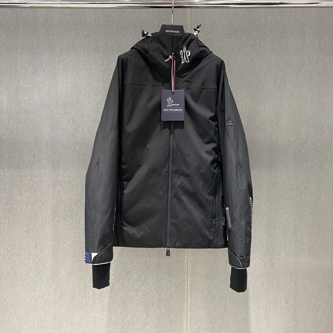 Sporty Moncler Down Jackets 146211