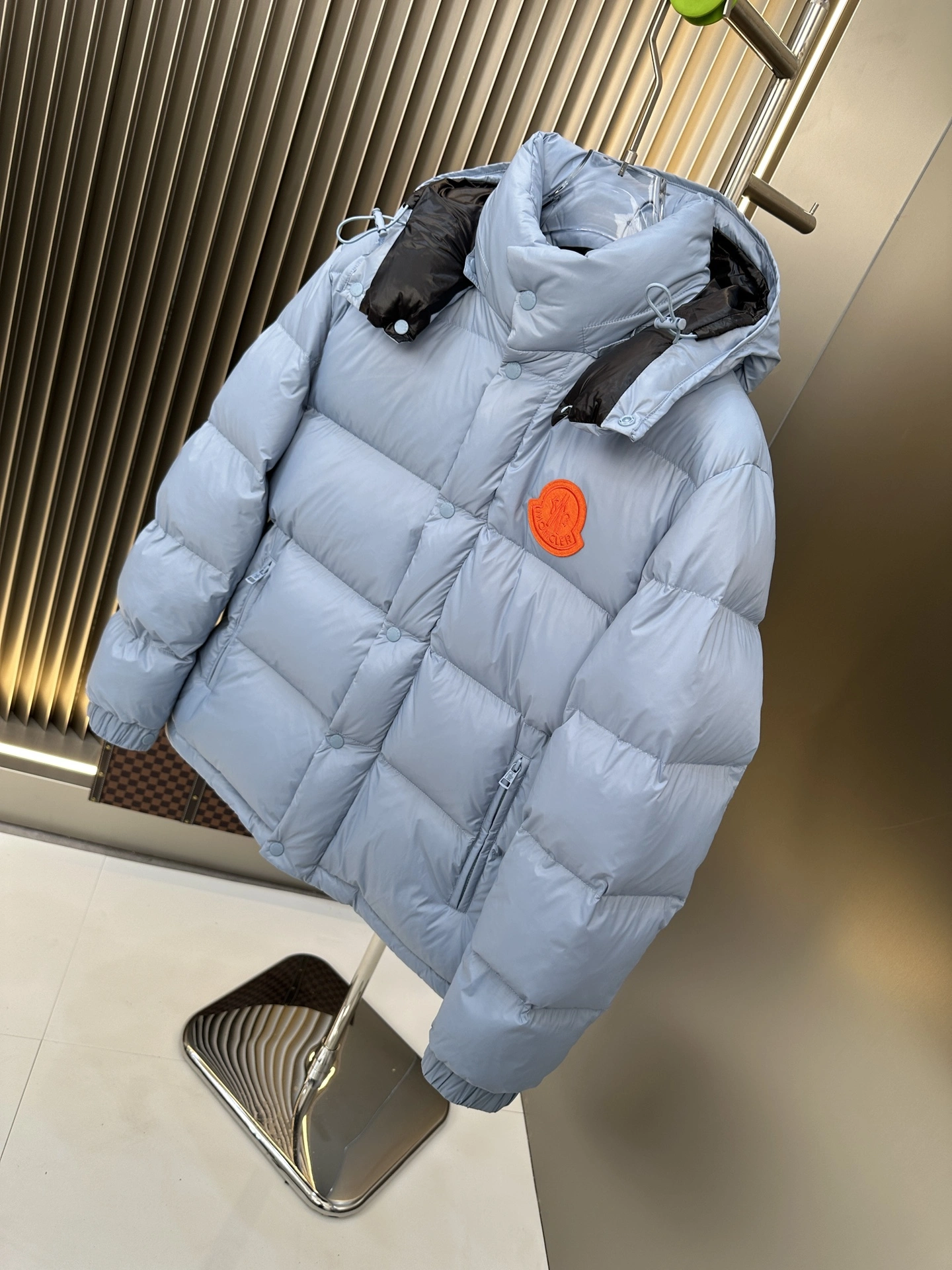 Sporty Moncler Down Jackets 146171