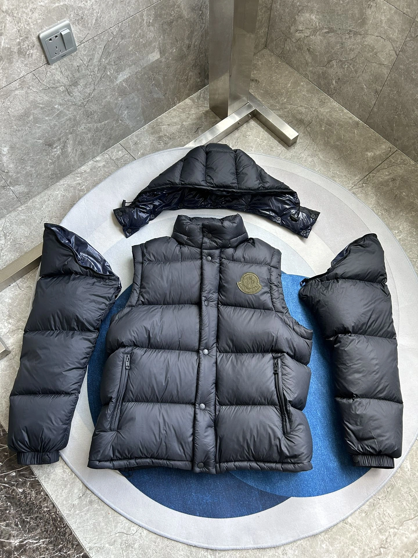 Moncler Down Jackets Minimalist 146177