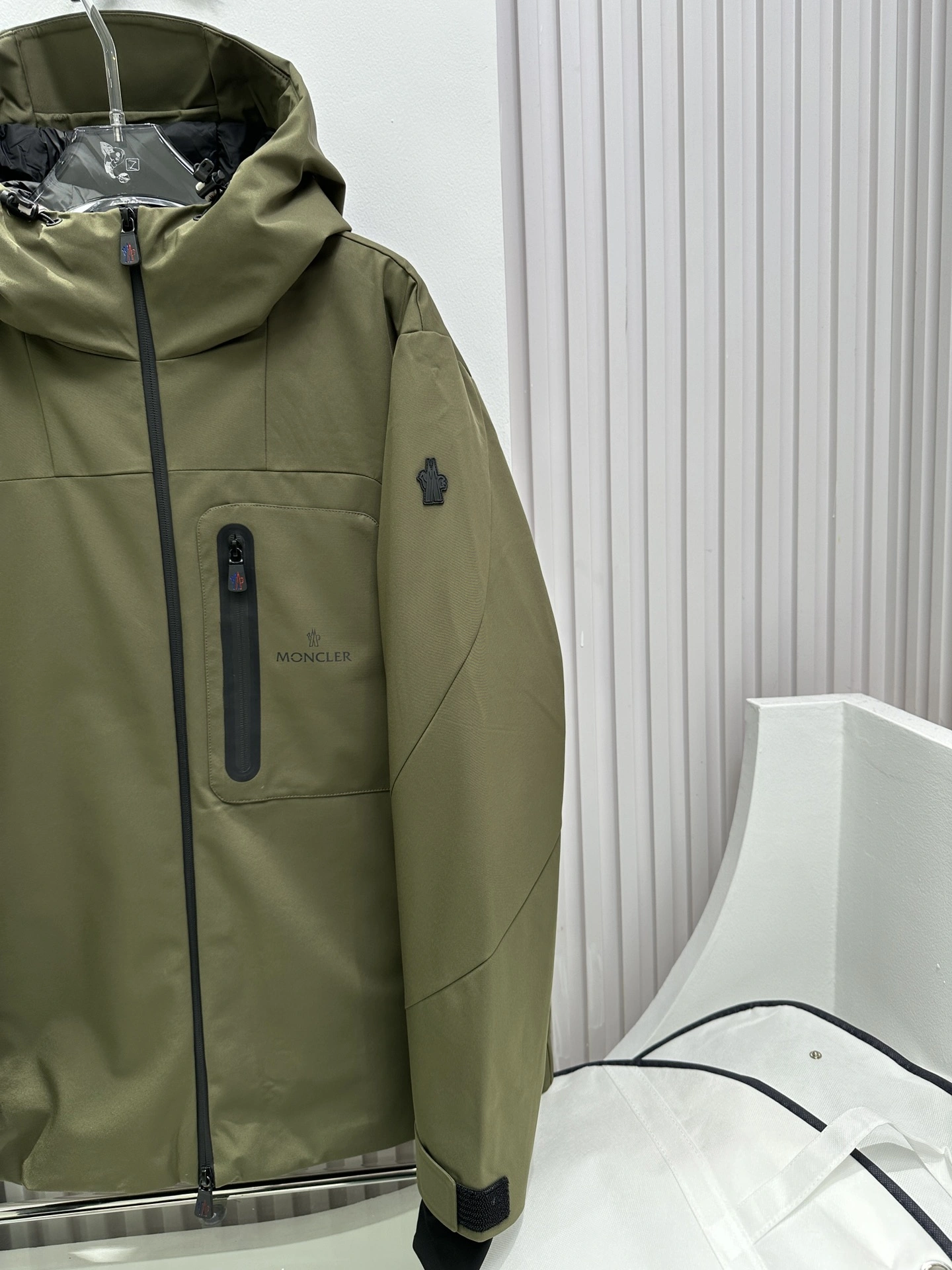 Moncler Down Jackets Modern 146149
