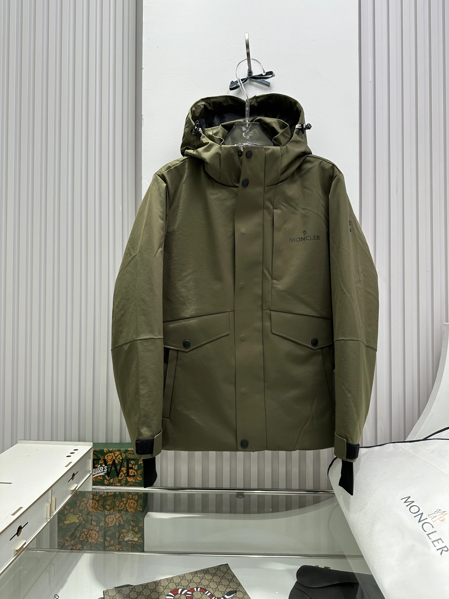 Moncler Down Jackets Sporty 146127