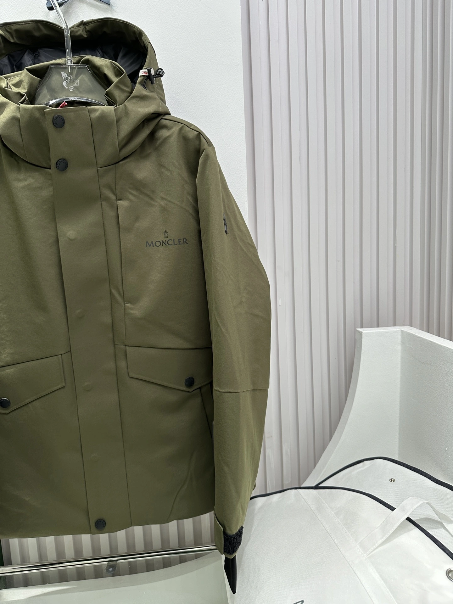 Moncler Down Jackets Sporty 146127