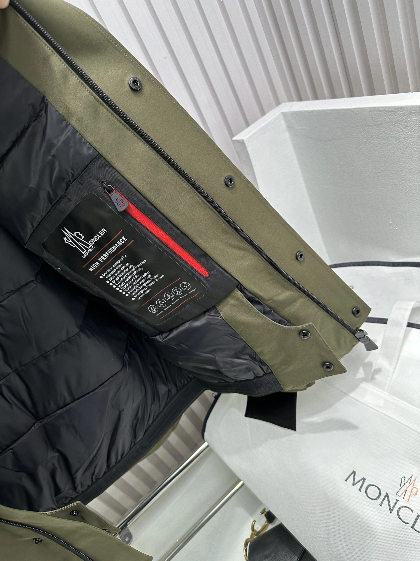Moncler Down Jackets Sporty 146127