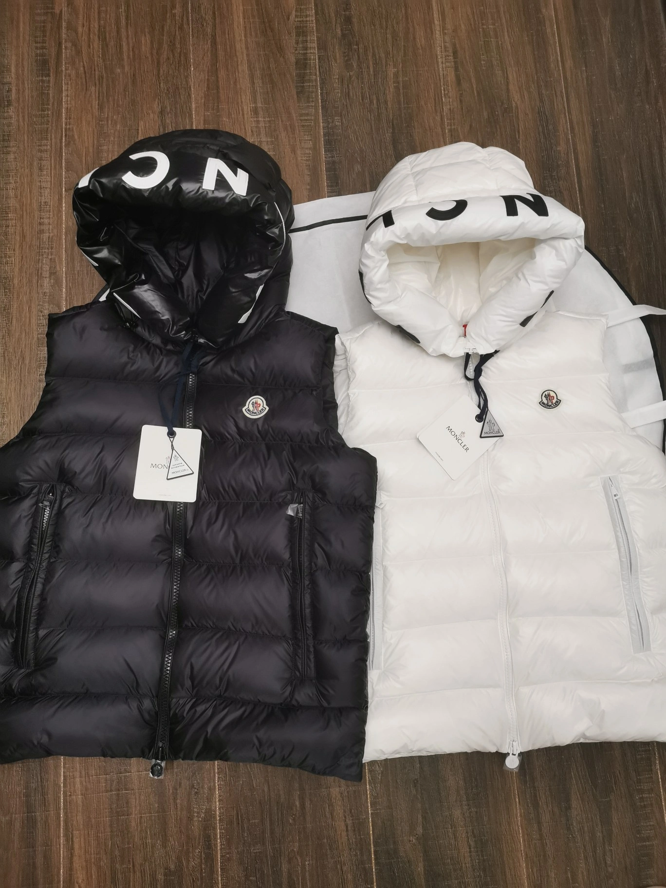 Moncler Down Jackets Vibrant 146130