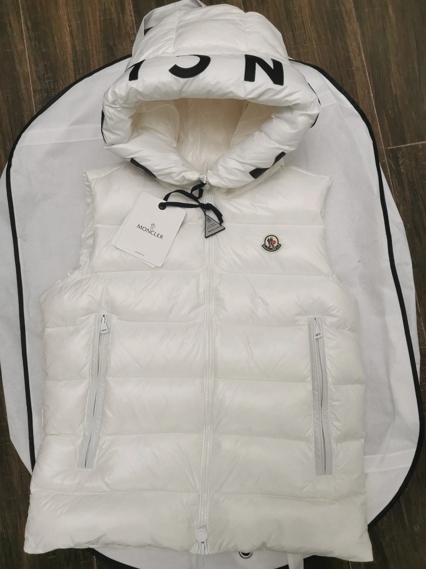 Moncler Down Jackets Vibrant 146130
