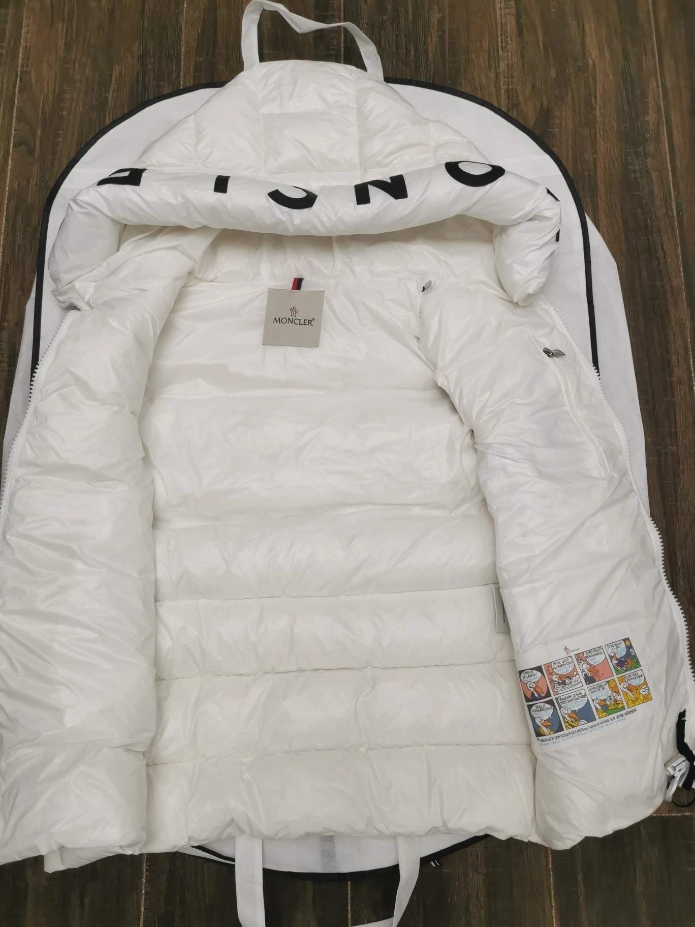 Moncler Down Jackets Vibrant 146130