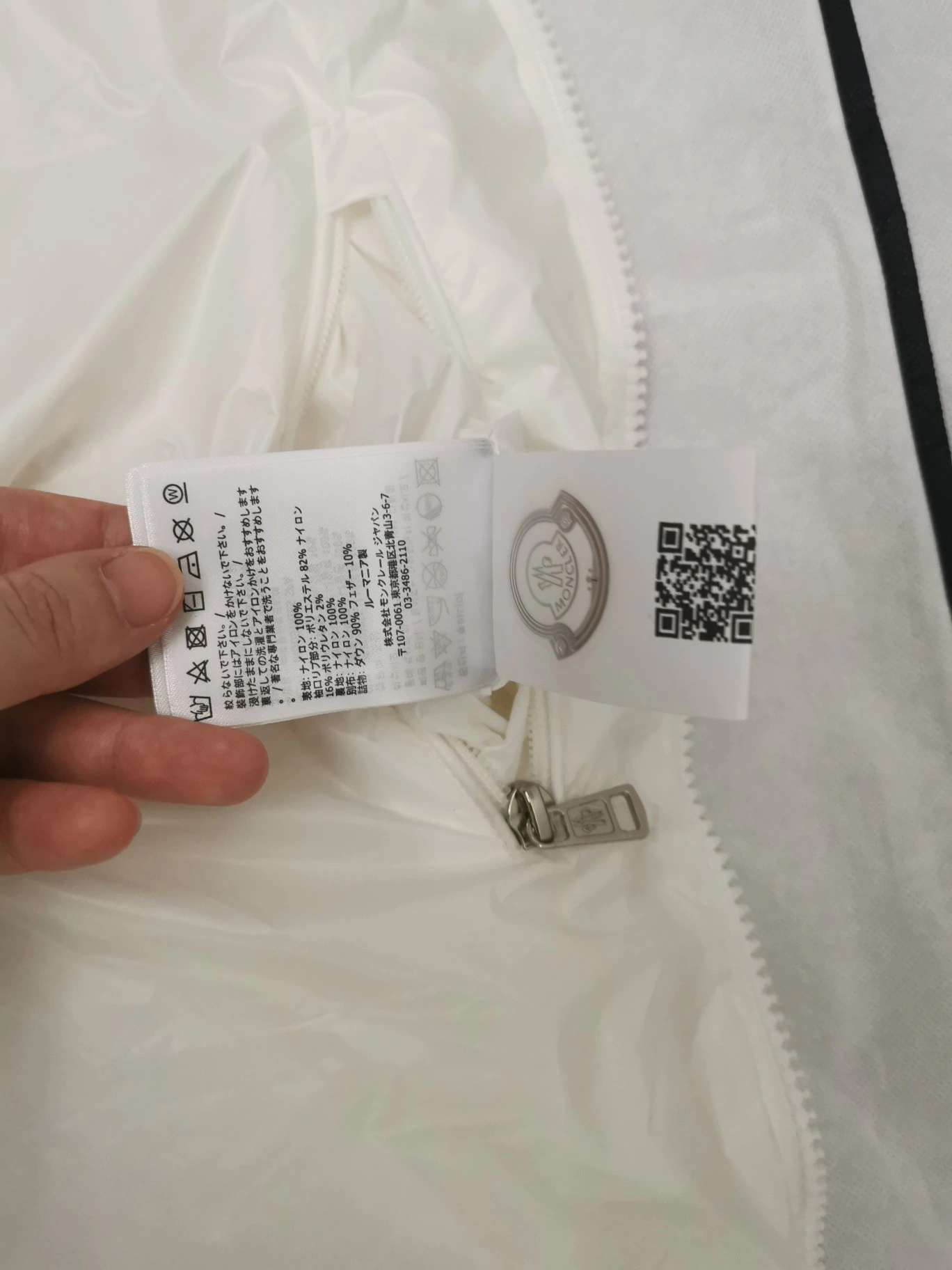 Moncler Down Jackets Vibrant 146130