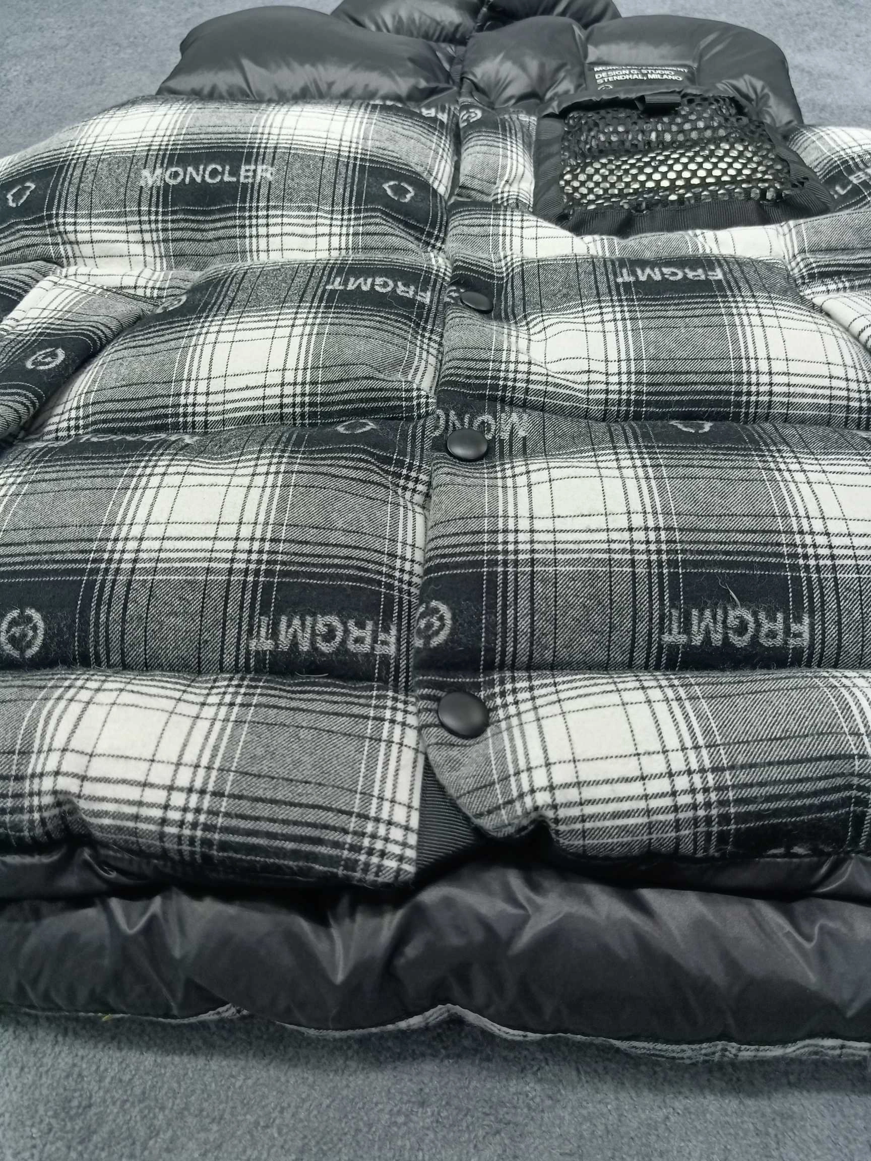 Moncler Down Jackets Sleek 146100