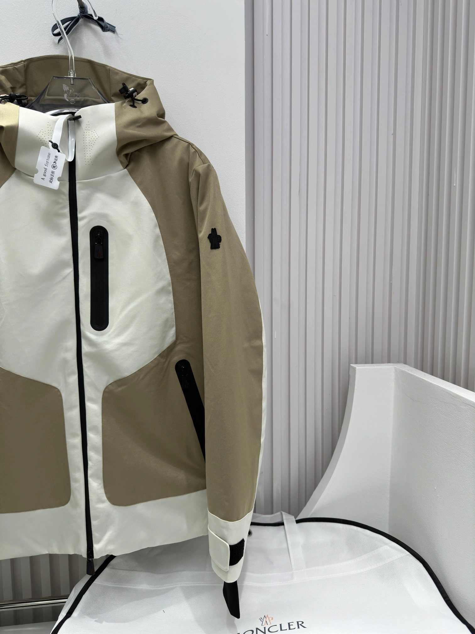Attractive Moncler Down Jackets 146095