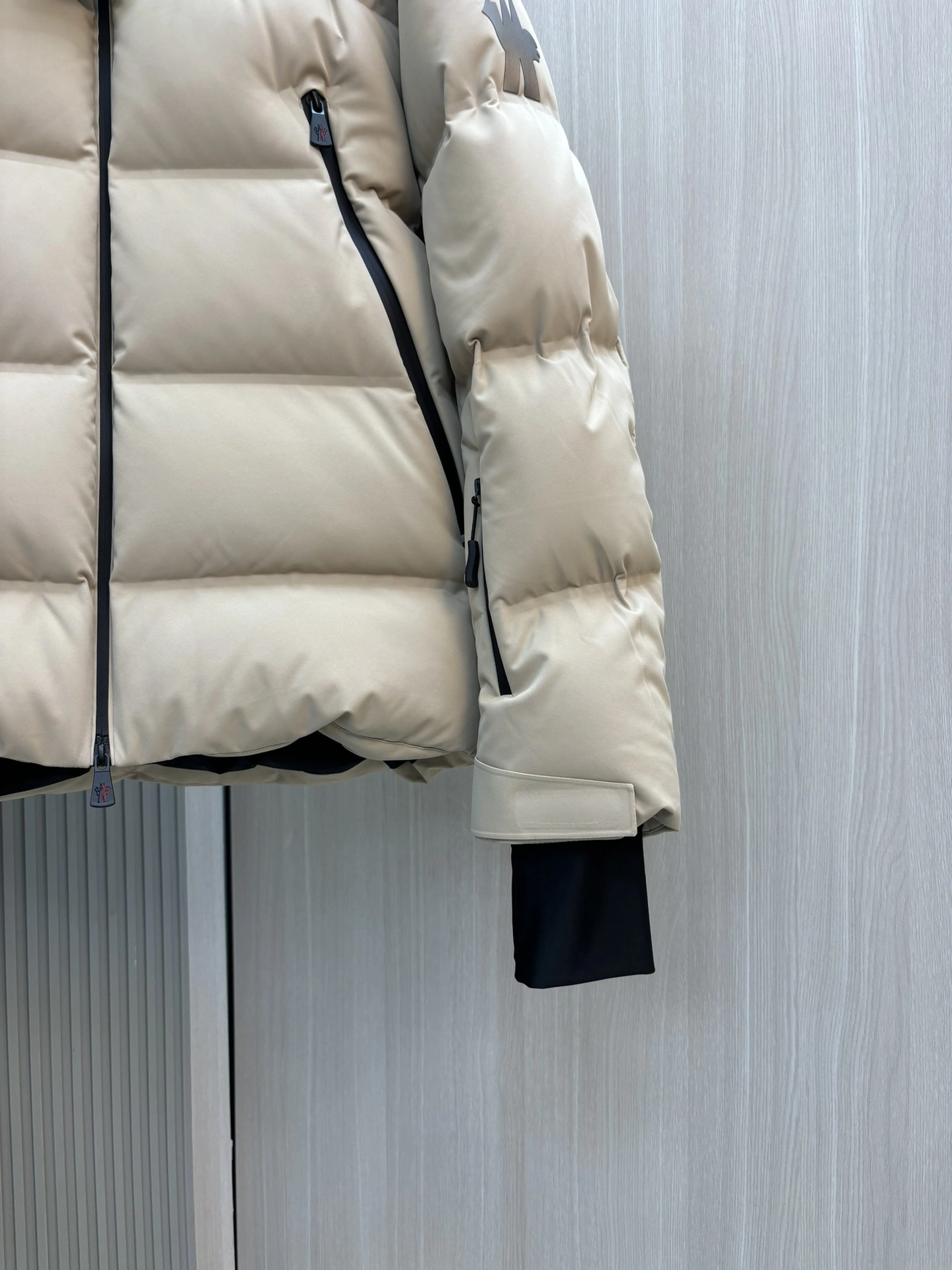 Moncler Down Jackets SmoothTexture 146067