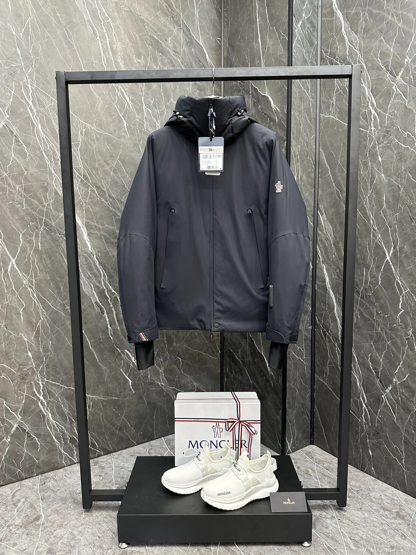 Moncler Down Jackets Sporty 146054