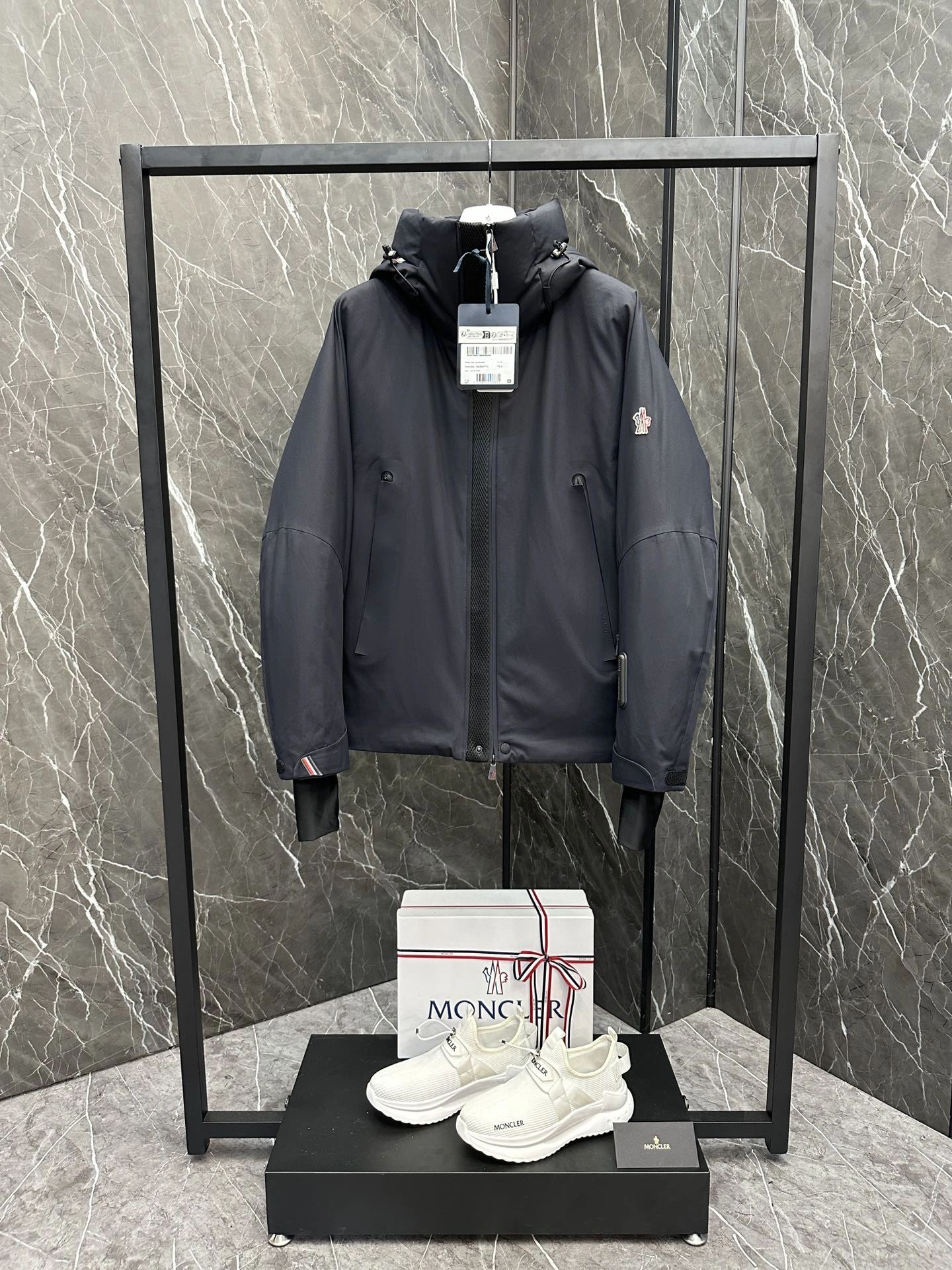 Moncler Down Jackets Sporty 146054