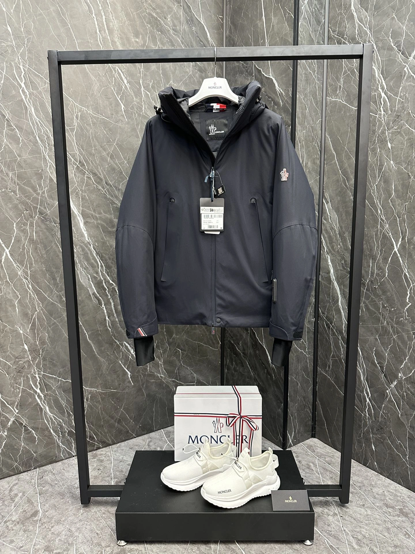 Moncler Down Jackets Sporty 146054