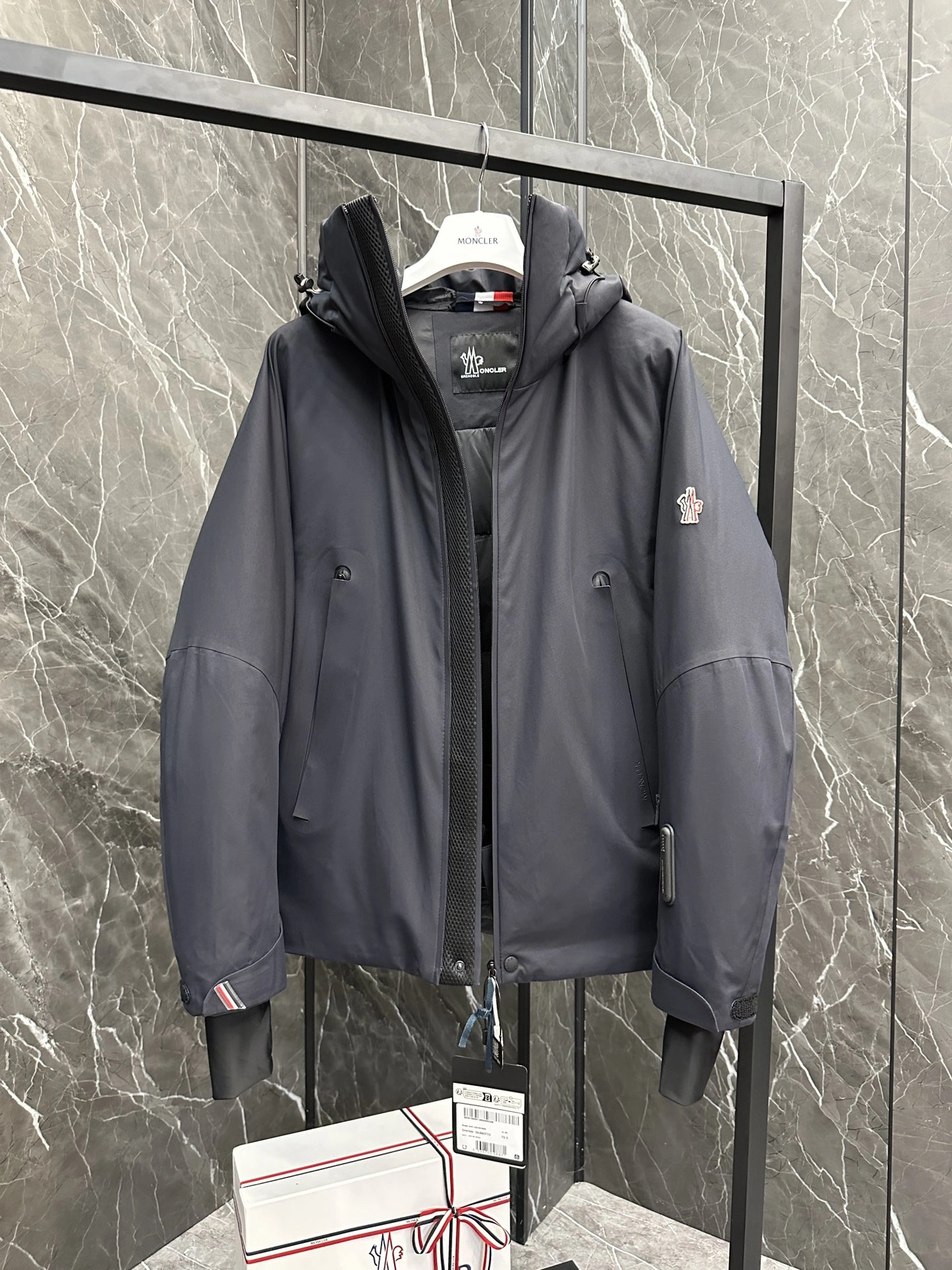 Moncler Down Jackets Sporty 146054
