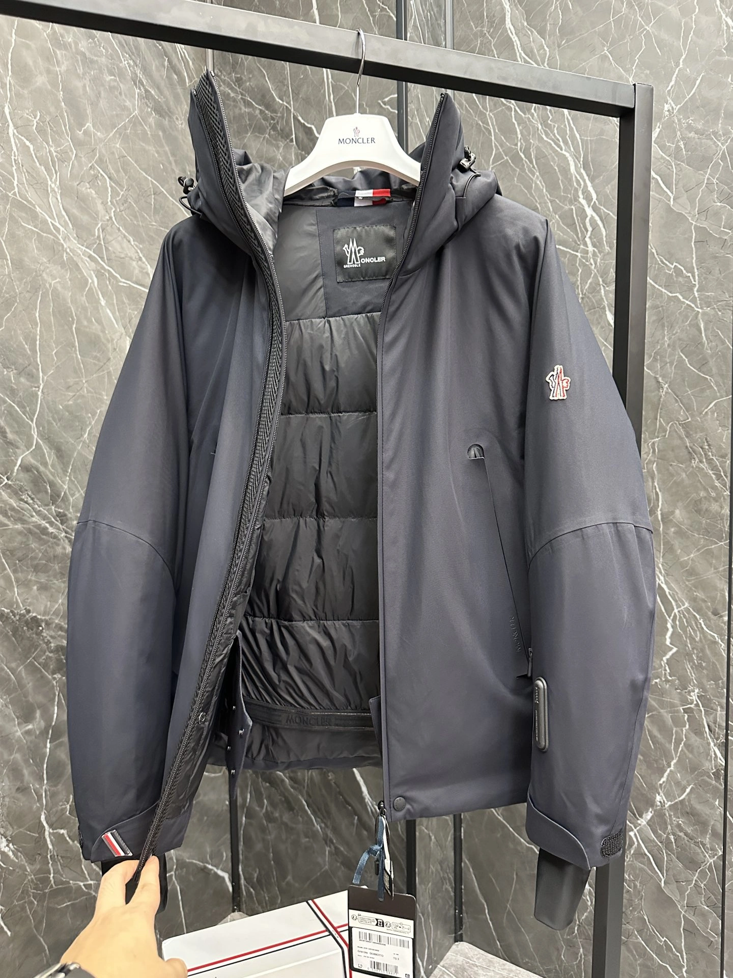 Moncler Down Jackets Sporty 146054