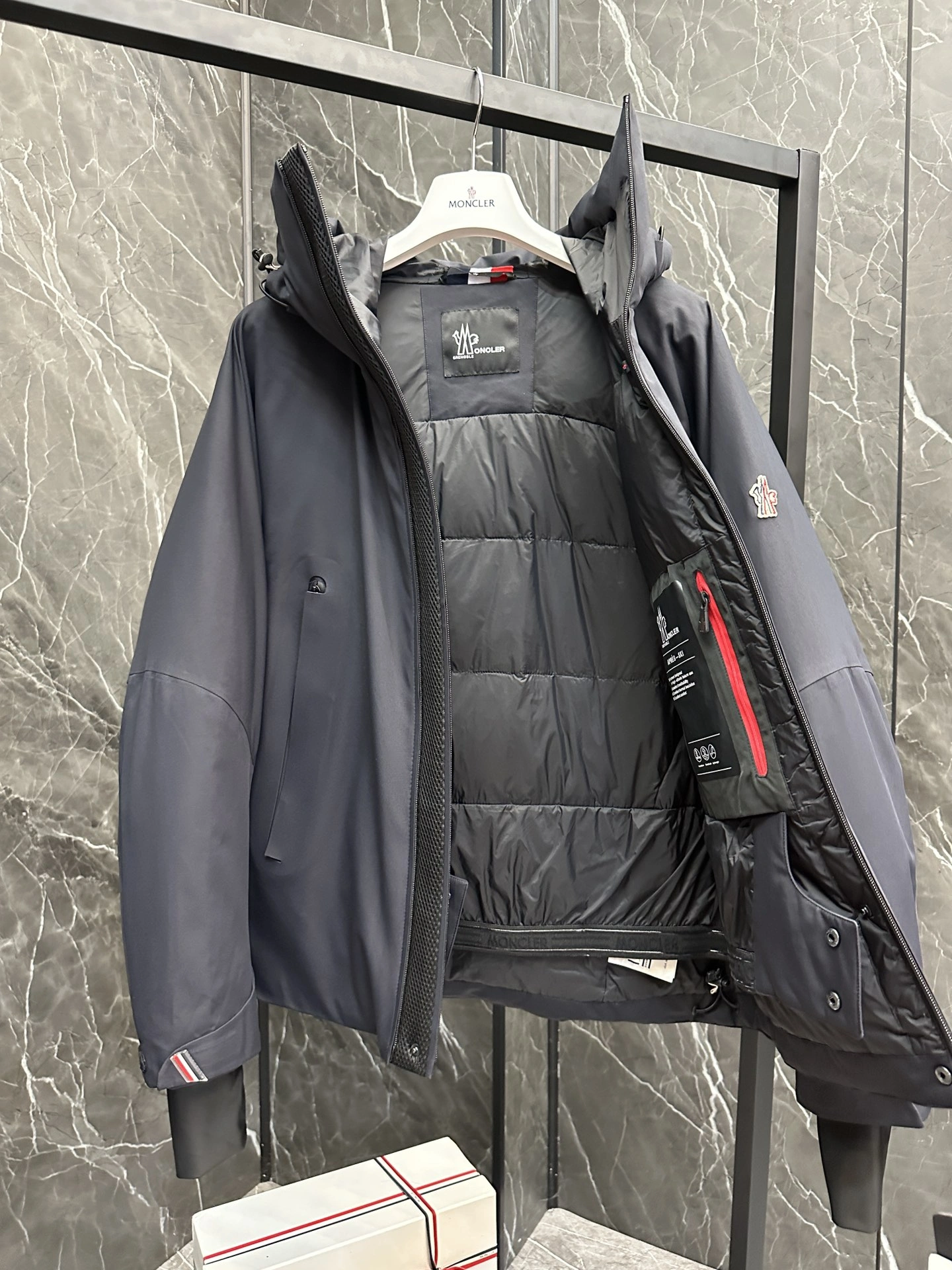 Moncler Down Jackets Sporty 146054