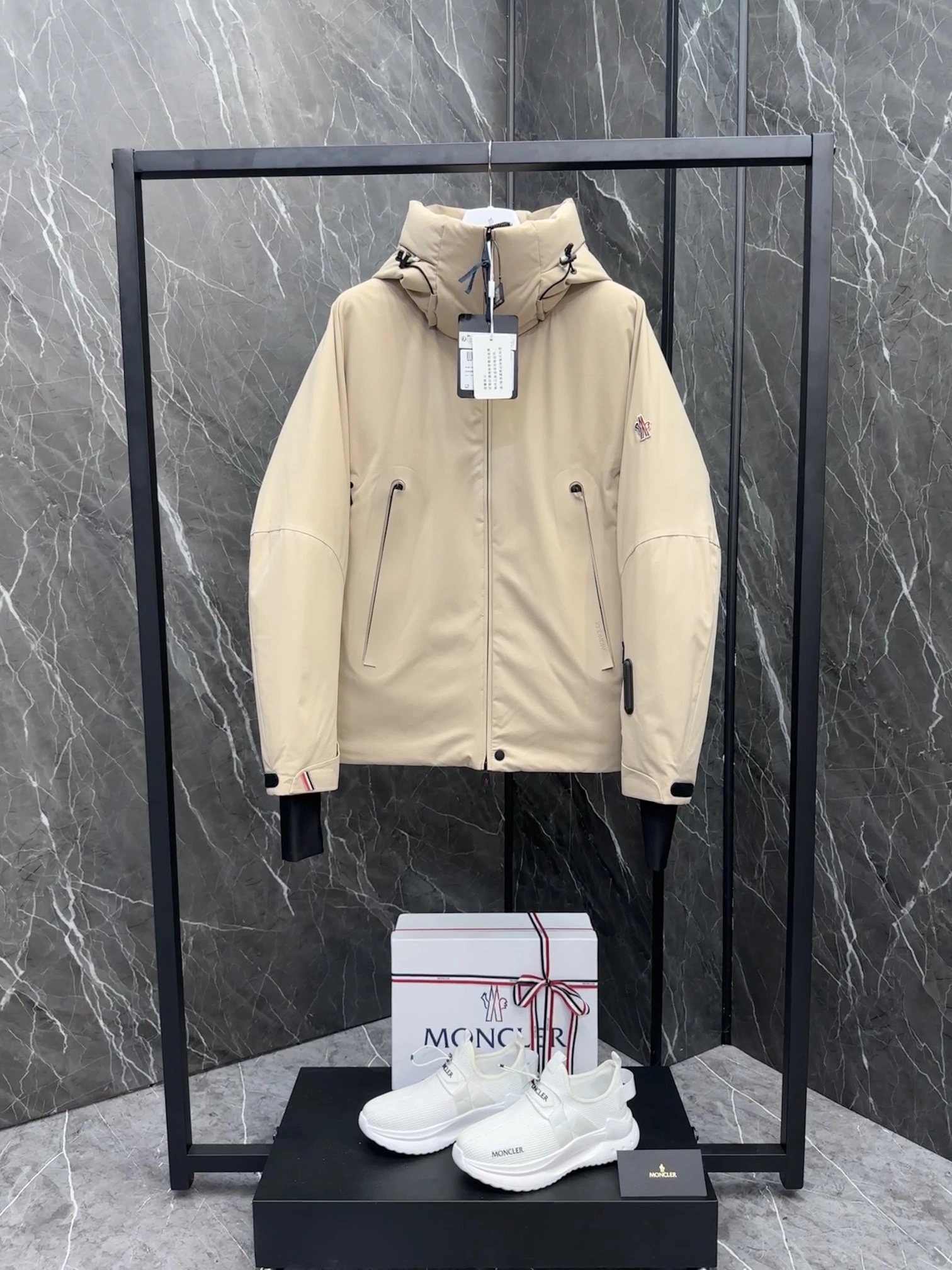 Moncler Down Jackets Bold 146053
