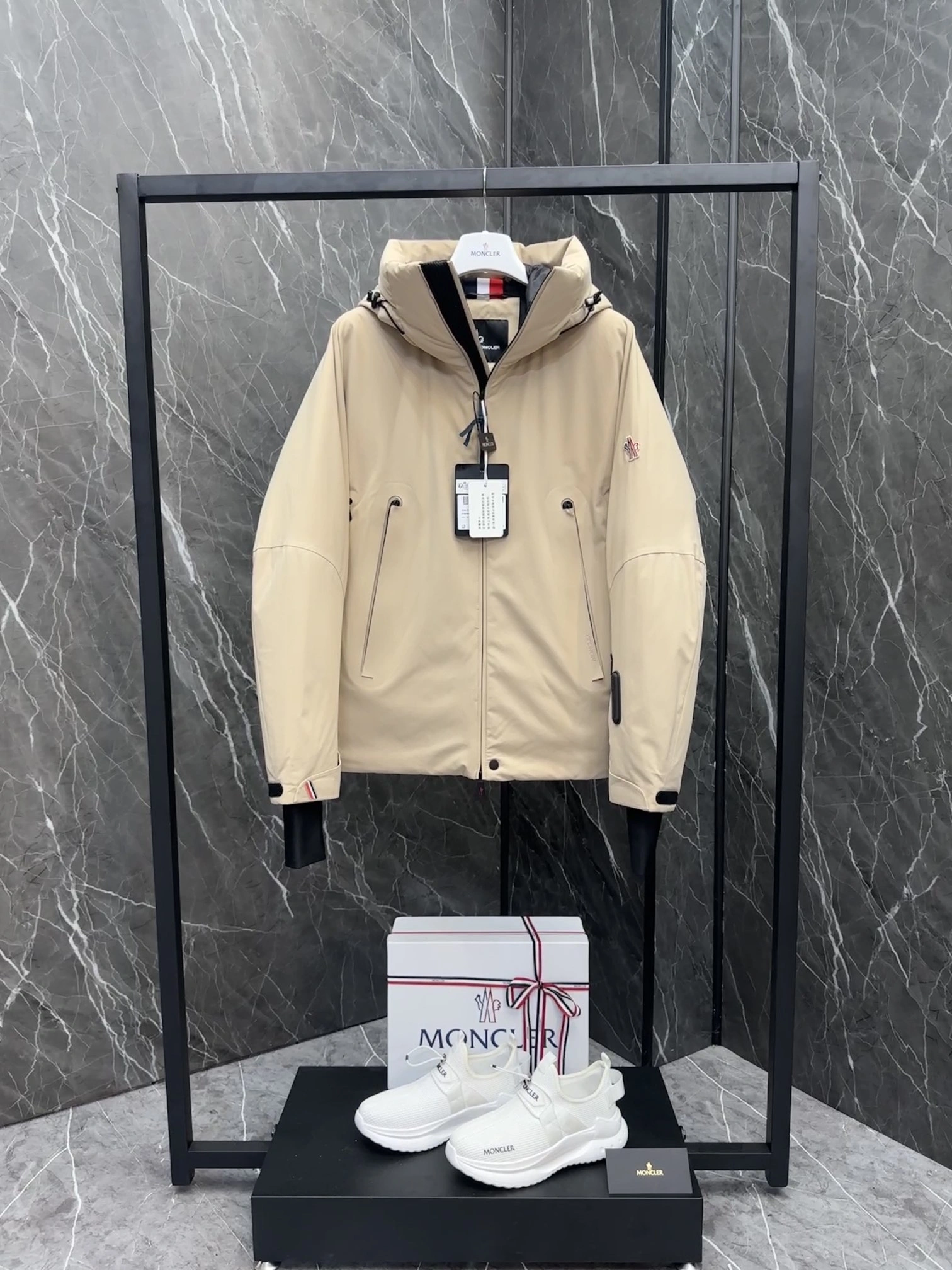 Moncler Down Jackets Bold 146053