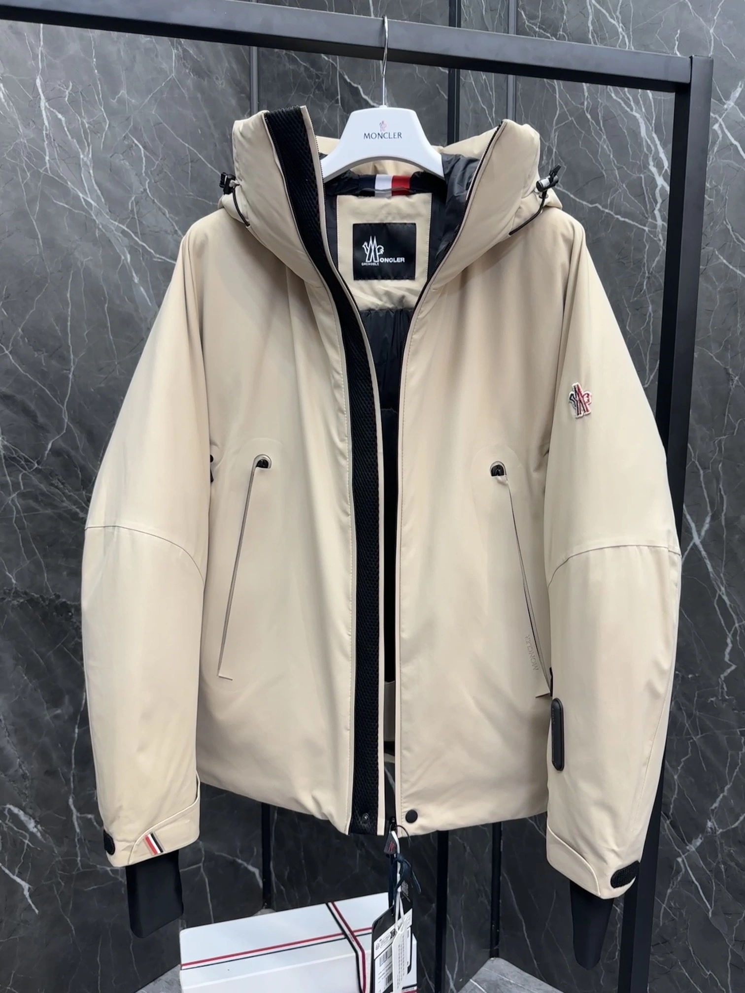 Moncler Down Jackets Bold 146053