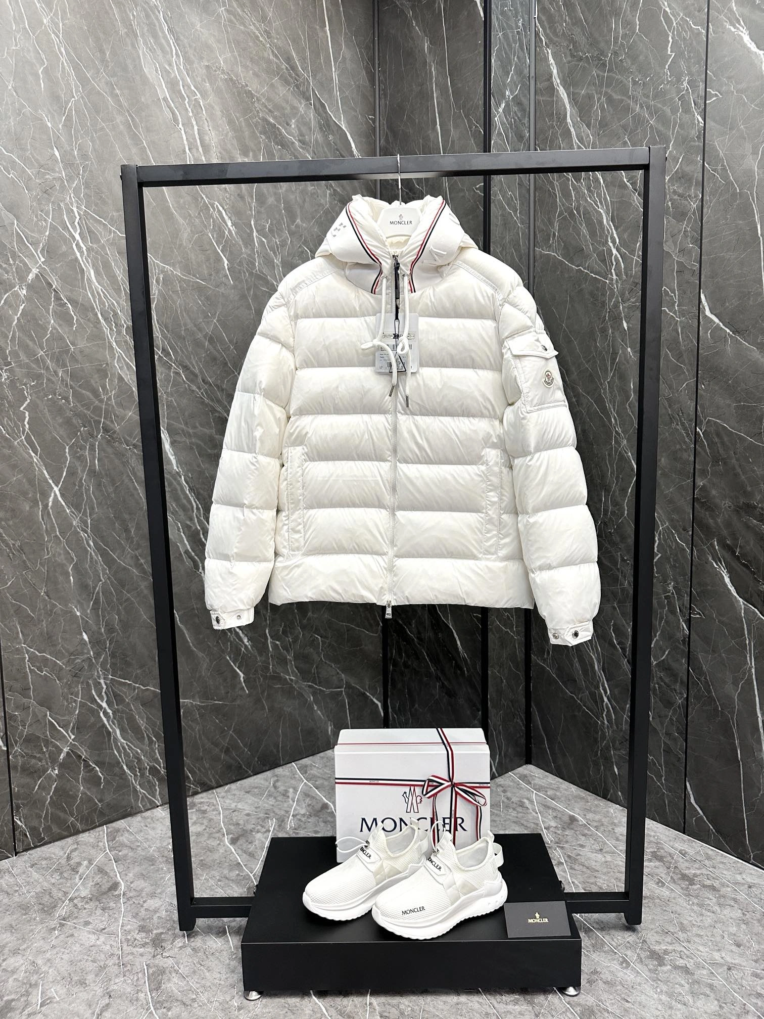 Moncler Down Jackets GoAnywhere 146055