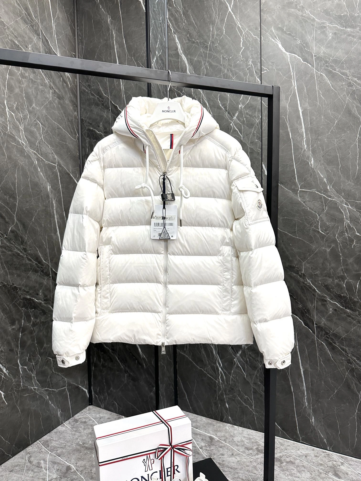 Moncler Down Jackets GoAnywhere 146055