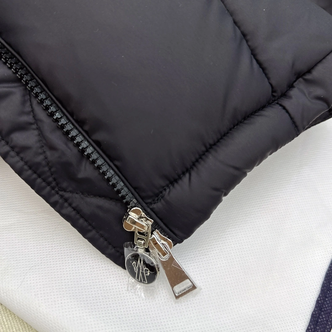 EyeCatching Moncler Down Jackets 146009