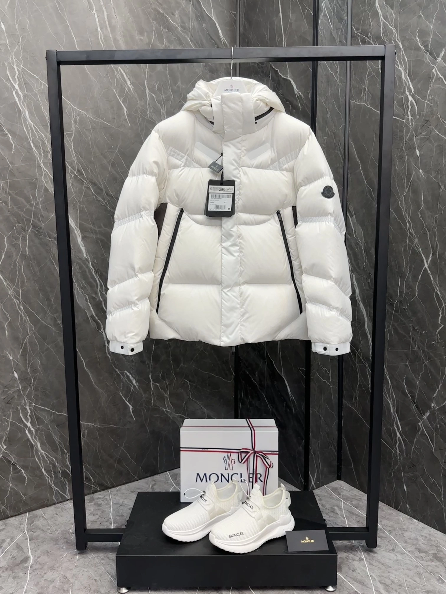 EyeCatching Moncler Down Jackets 145999