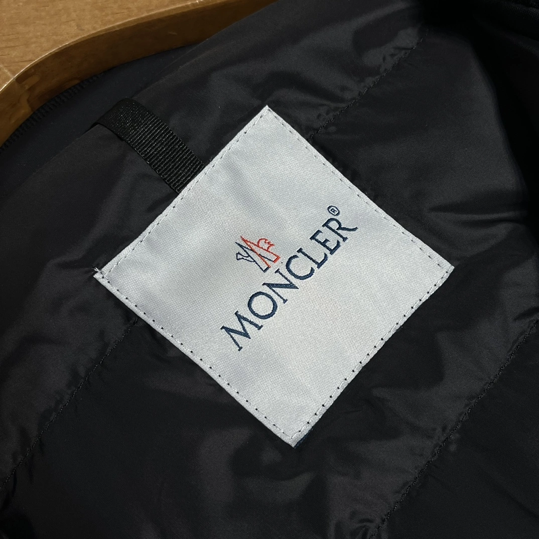 Moncler Down Jackets Trendsetting 146007