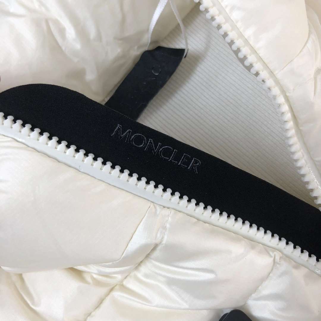 Snug Moncler Down Jackets 145984