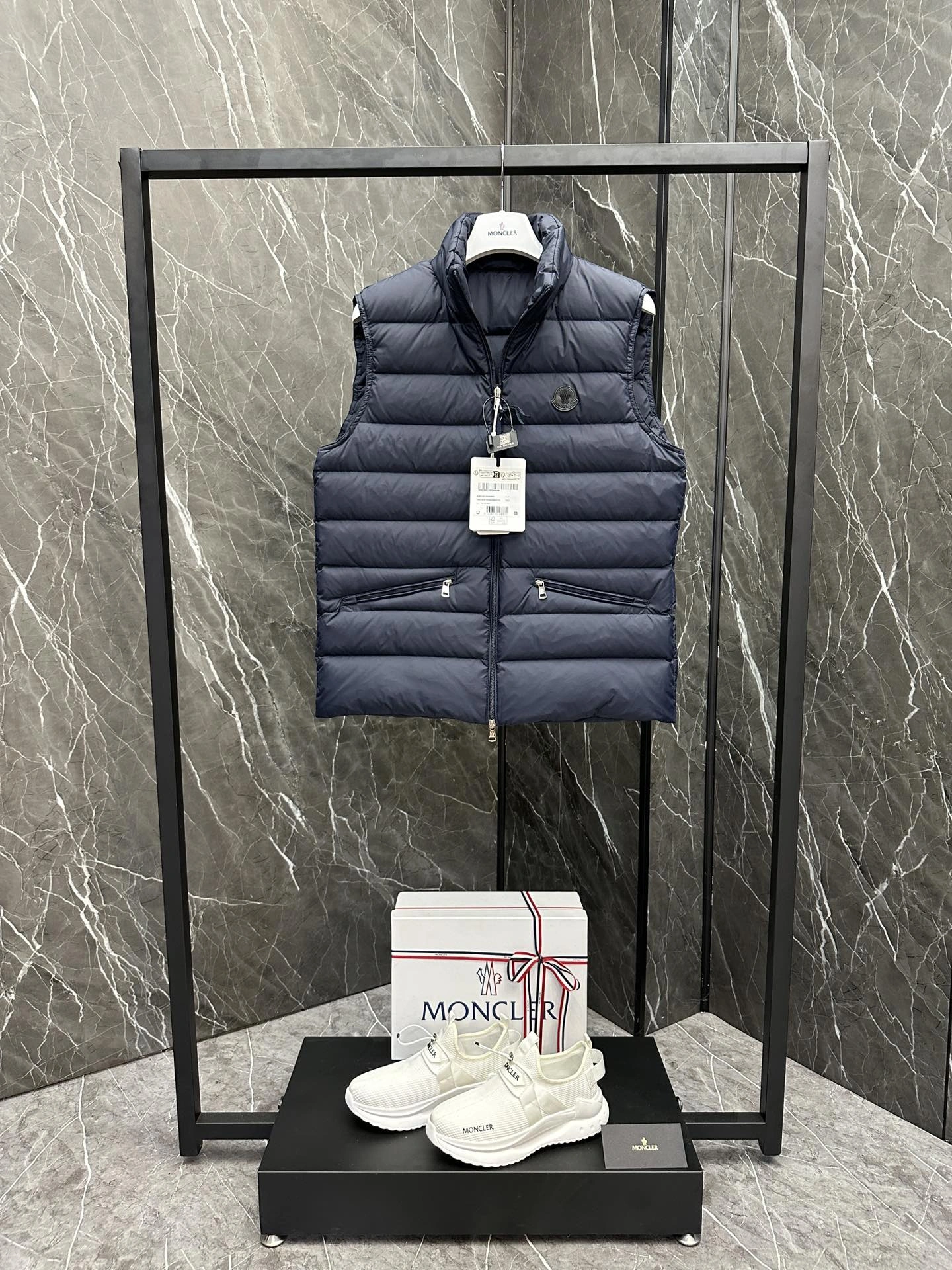 Moncler Down Jackets Durable 145985