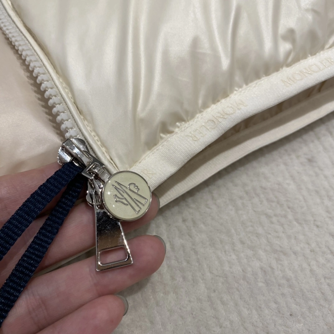 Moncler Down Jackets Sporty 145979