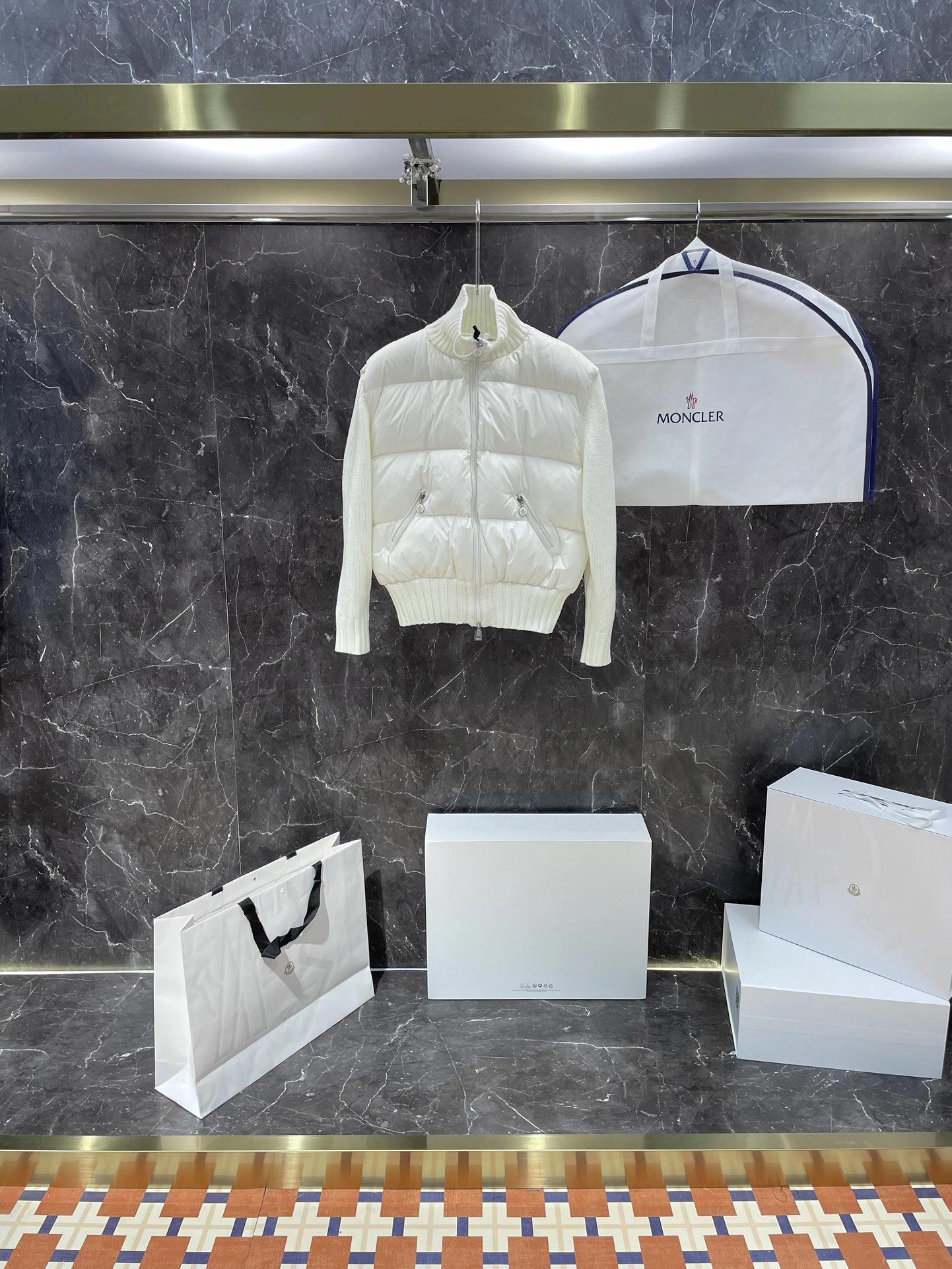 Moncler Down Jackets Sporty 145959
