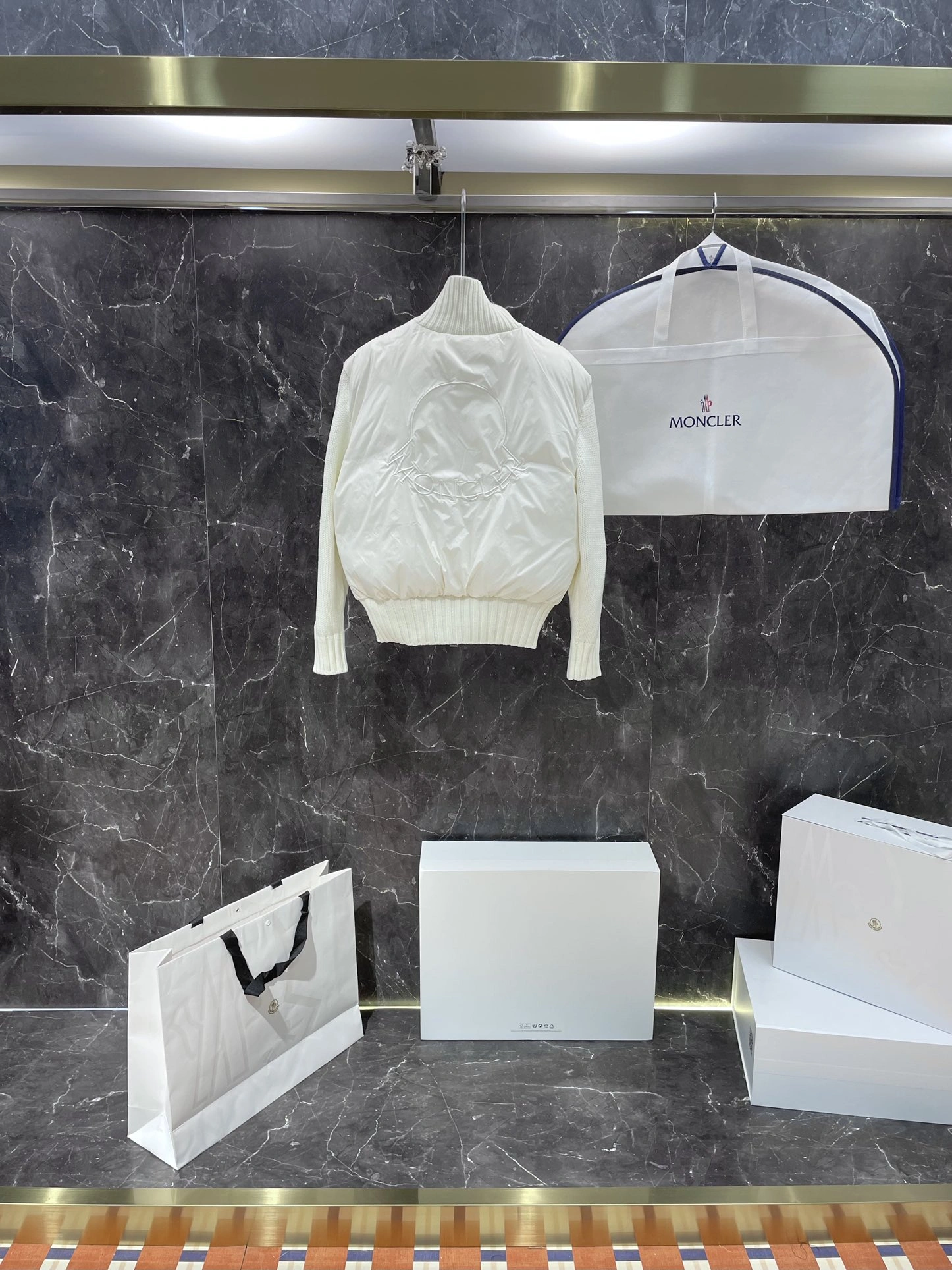 Moncler Down Jackets Sporty 145959