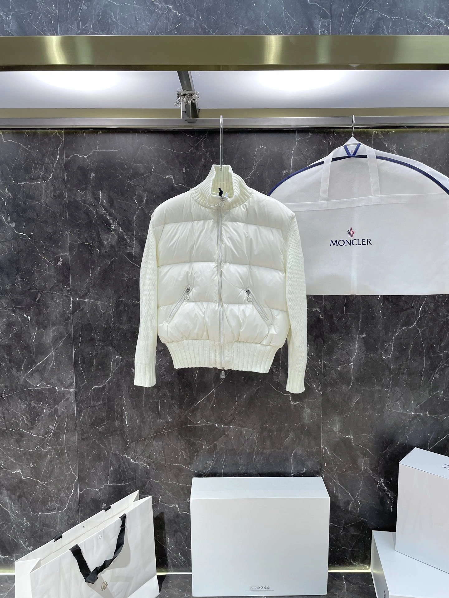 Moncler Down Jackets Sporty 145959