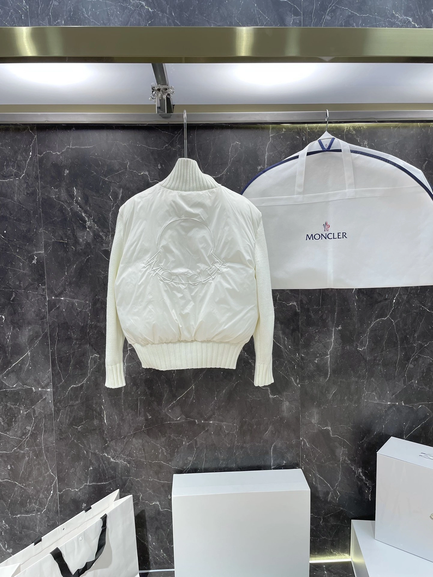 Moncler Down Jackets Sporty 145959