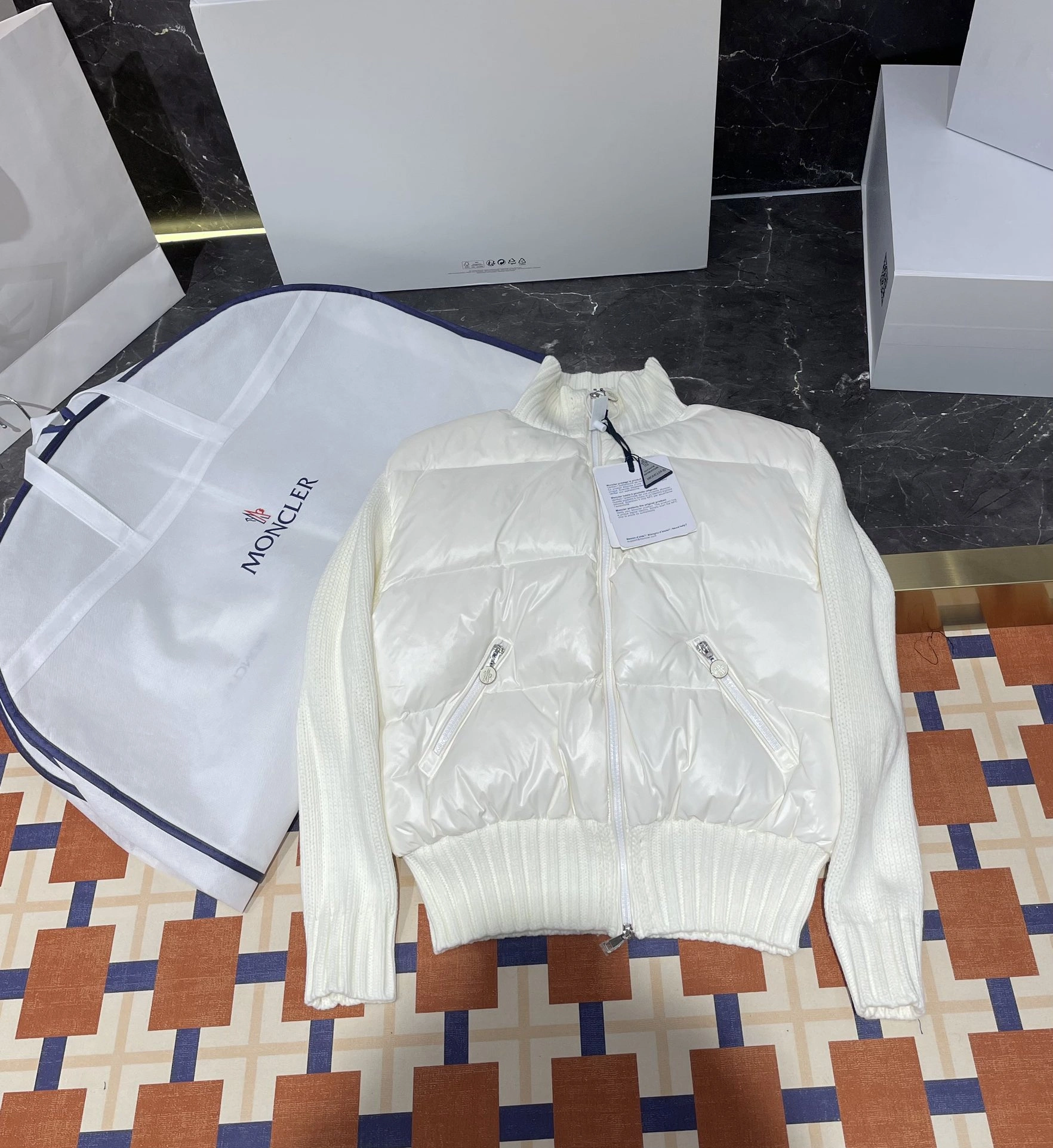 Moncler Down Jackets Sporty 145959