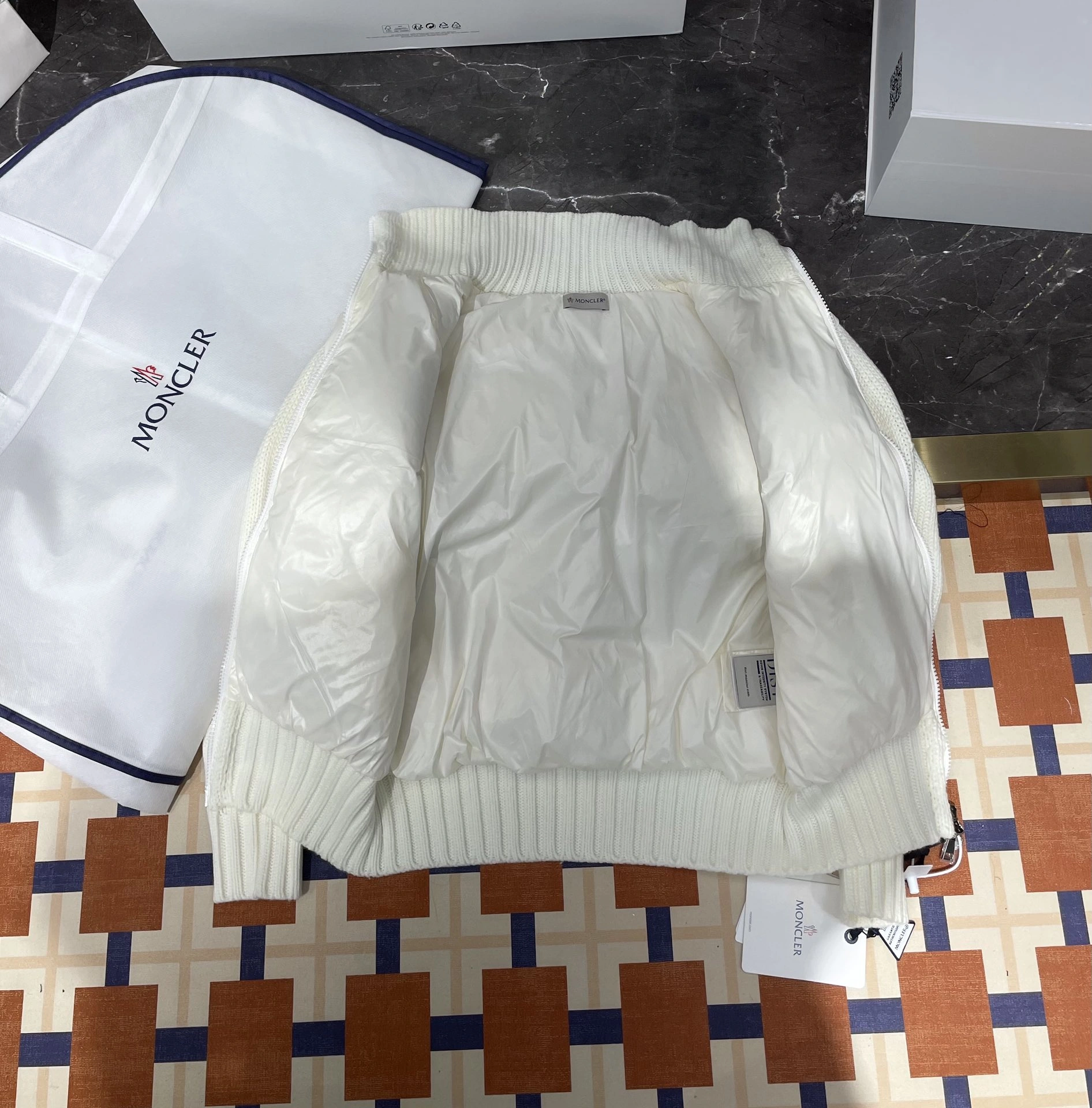 Moncler Down Jackets Sporty 145959