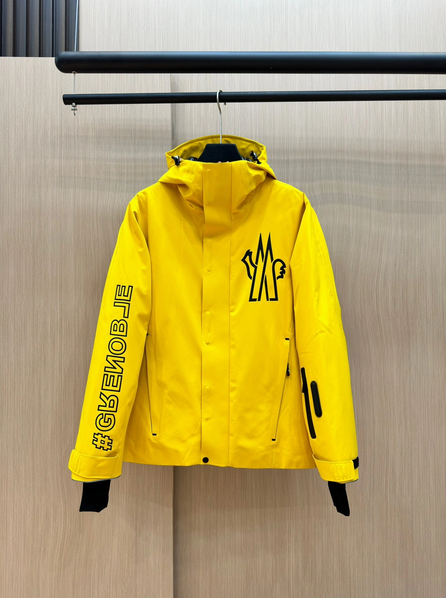 Moncler Down Jackets Sleek 145941