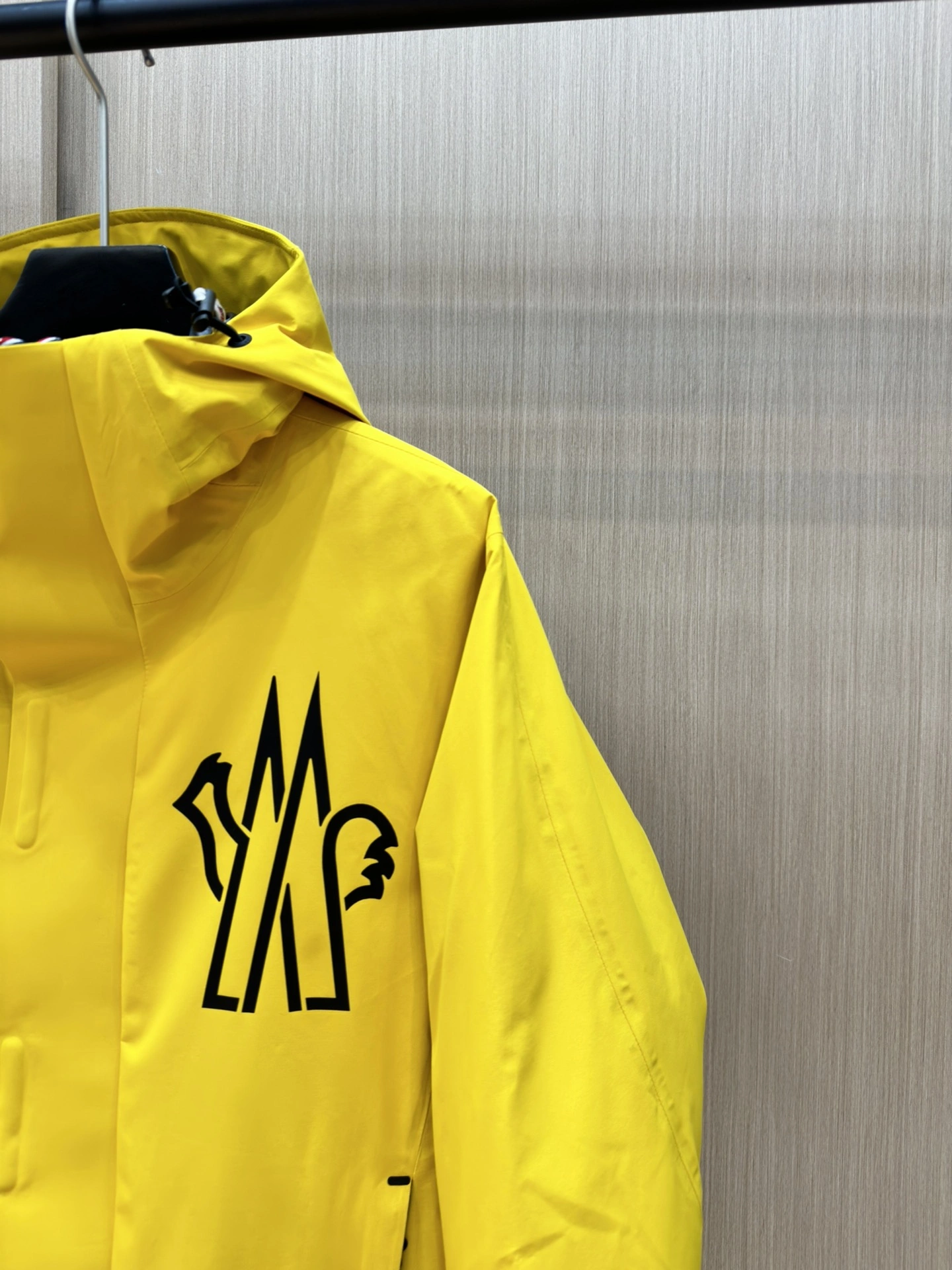Moncler Down Jackets Sleek 145941
