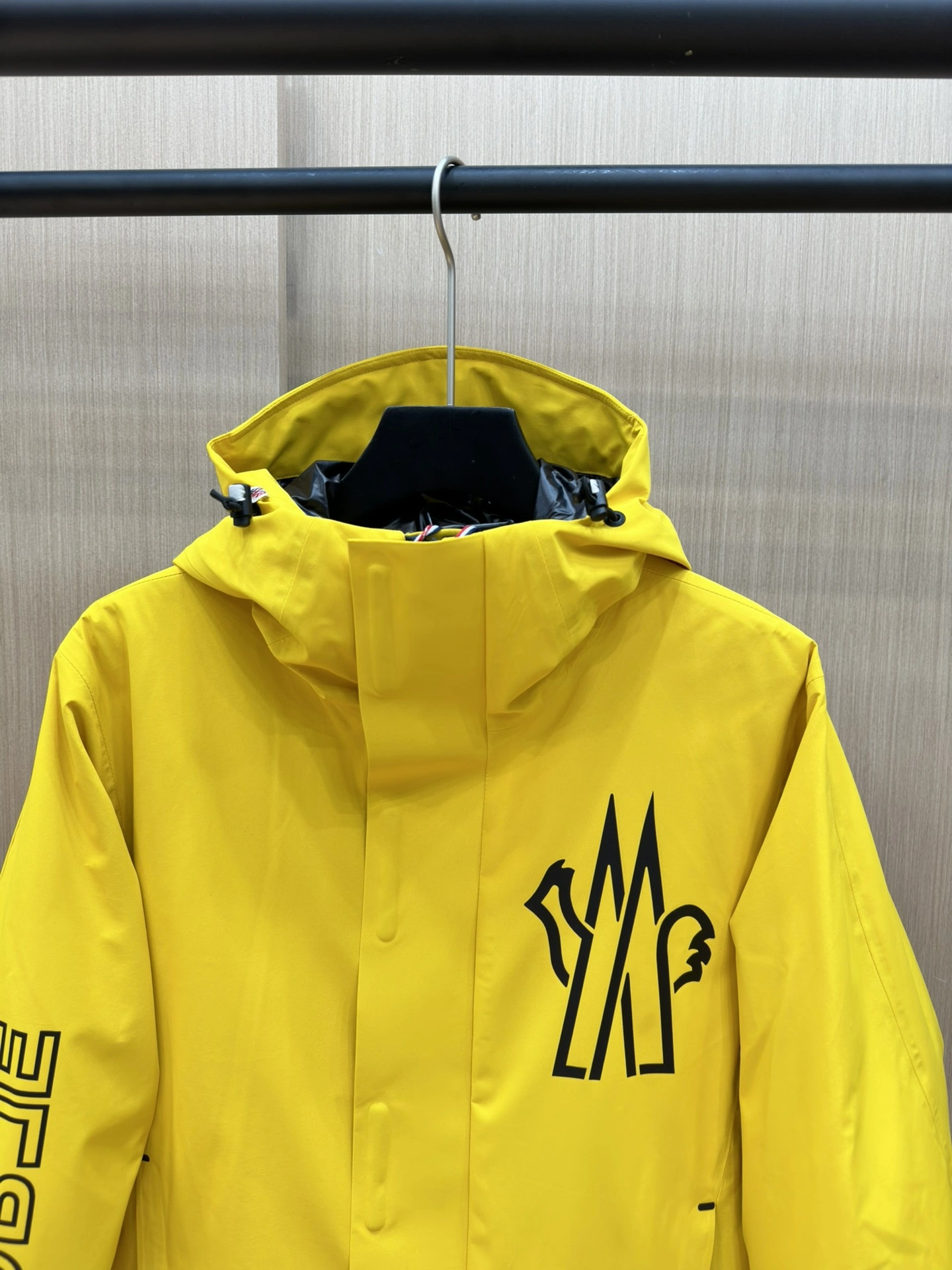Moncler Down Jackets Sleek 145941