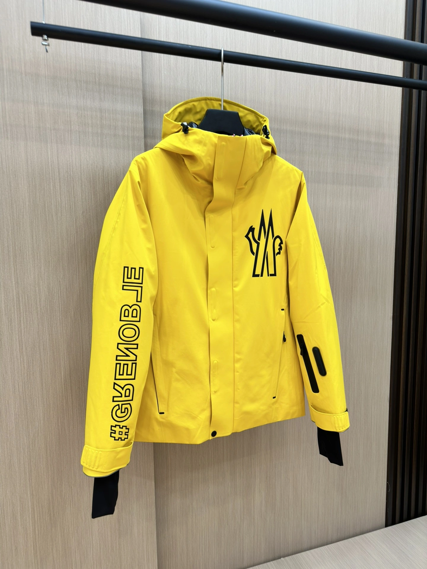 Moncler Down Jackets Sleek 145941