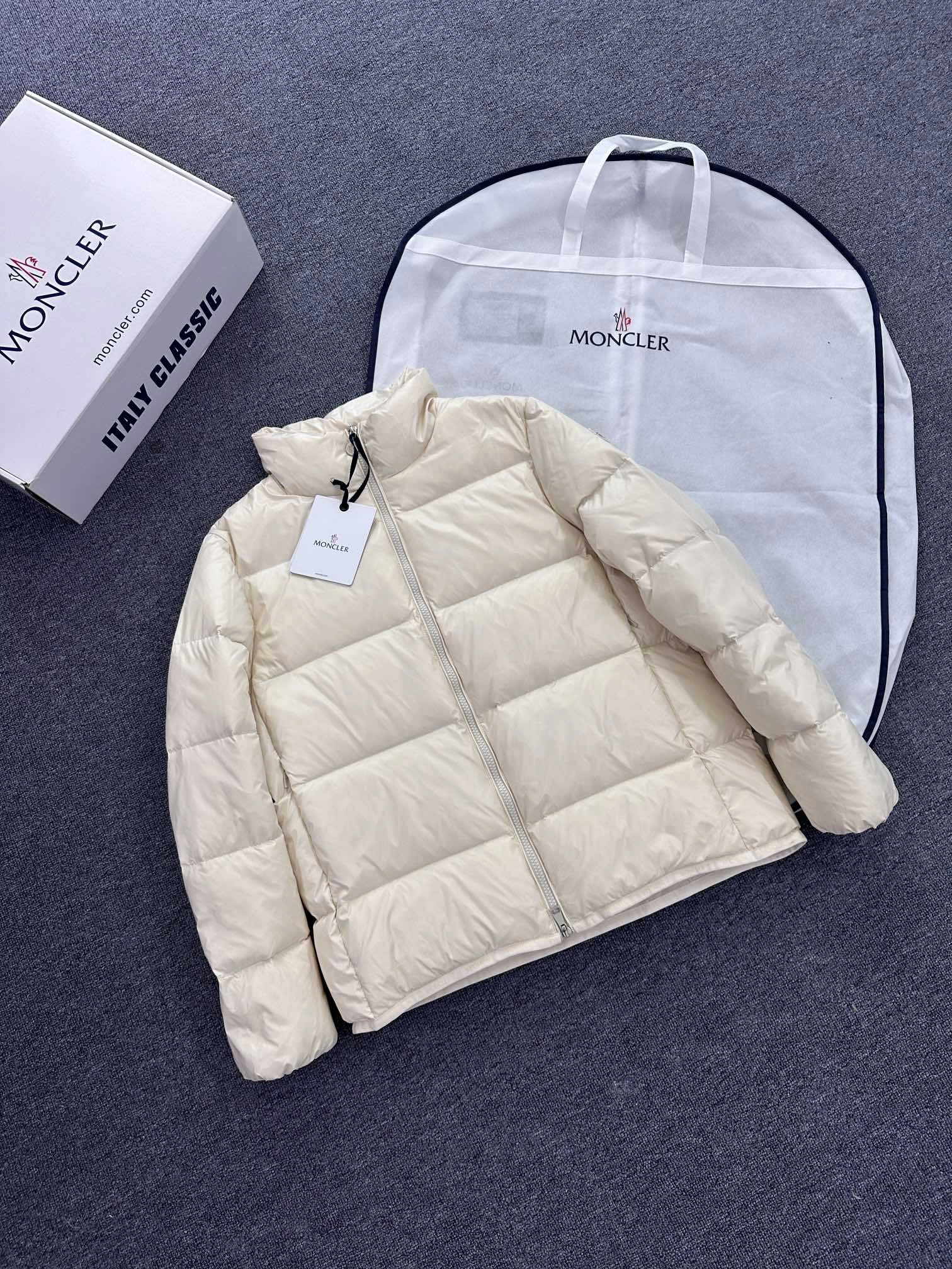 Moncler Down Jackets FlexibleFit 145897